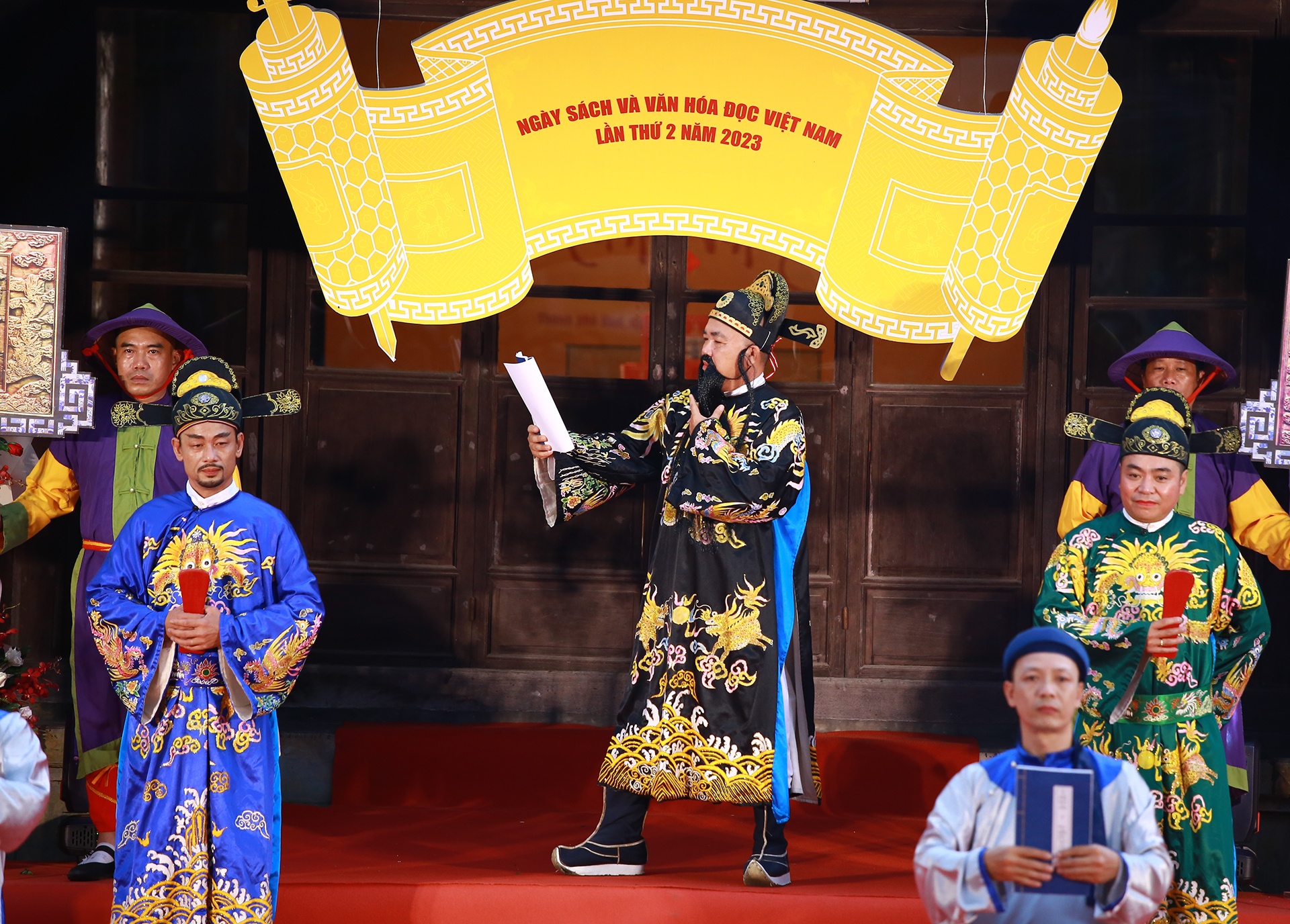 Ngay sach tai Hue anh 8