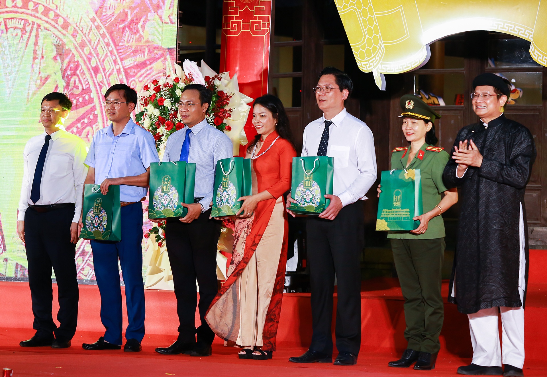 Van hoa doc tai Hue anh 10