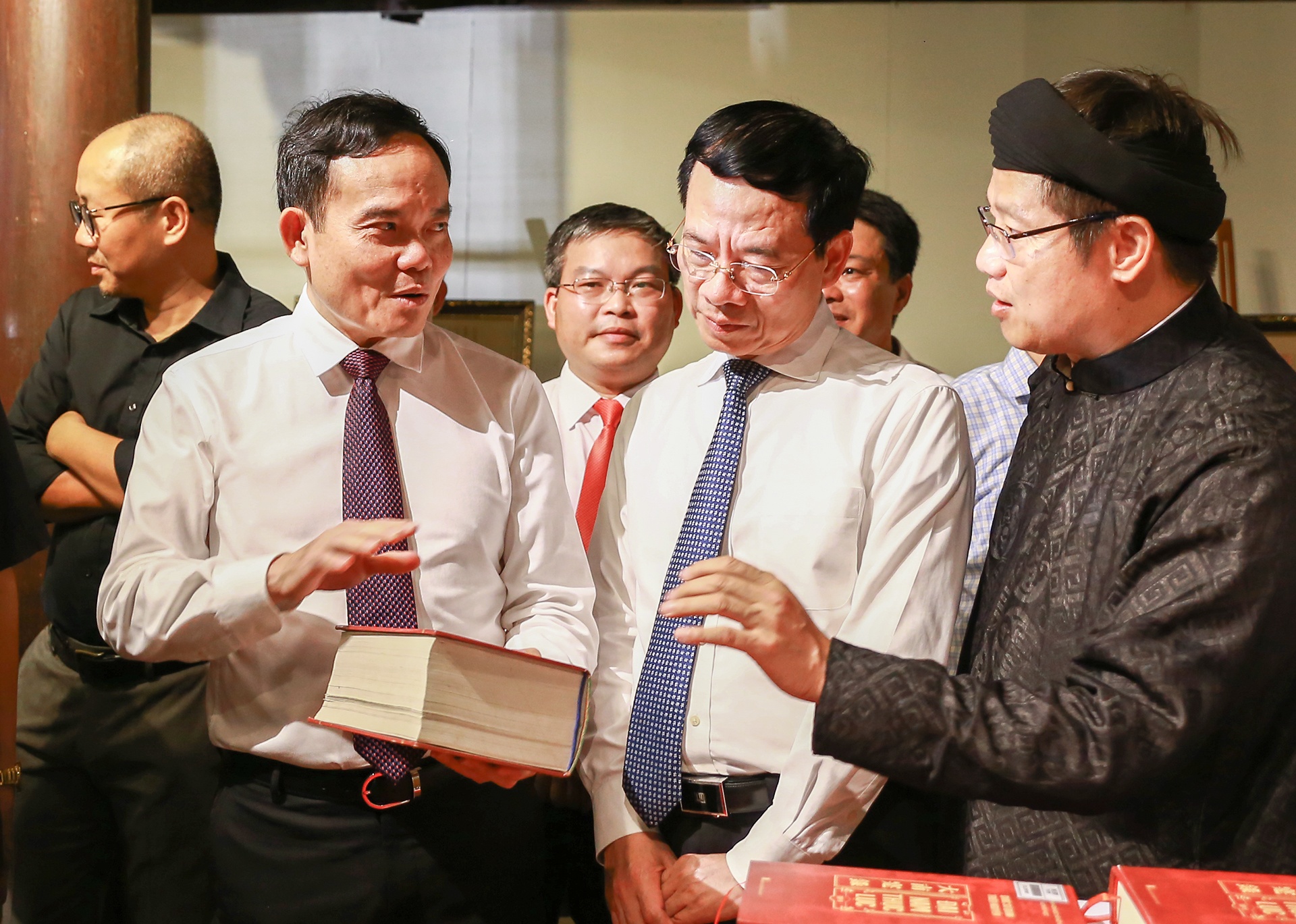 Pho thu tuong: Sach hay ma khong den tay nguoi dan thi dau con y nghia hinh anh