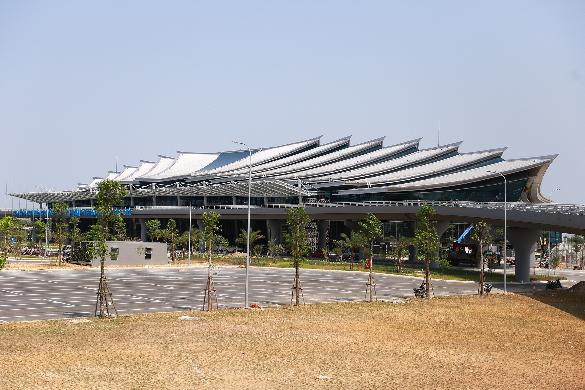 Nhung hang muc cuoi cung o nha ga Phu Bai voi kien truc cung dinh Hue hinh anh