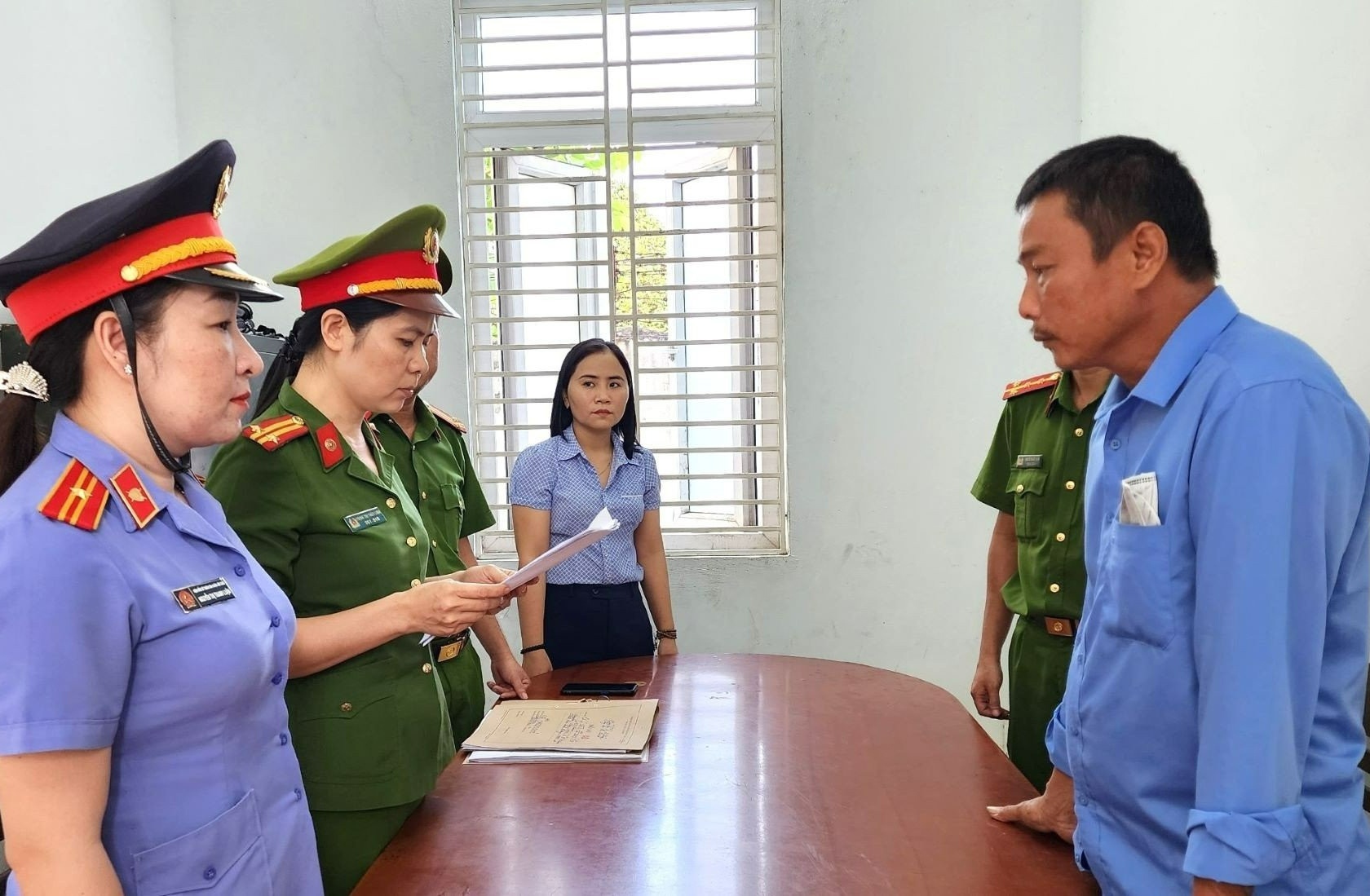 Khoi to nguoi dan ong tum toc, dung chai thuy tinh danh vo hinh anh