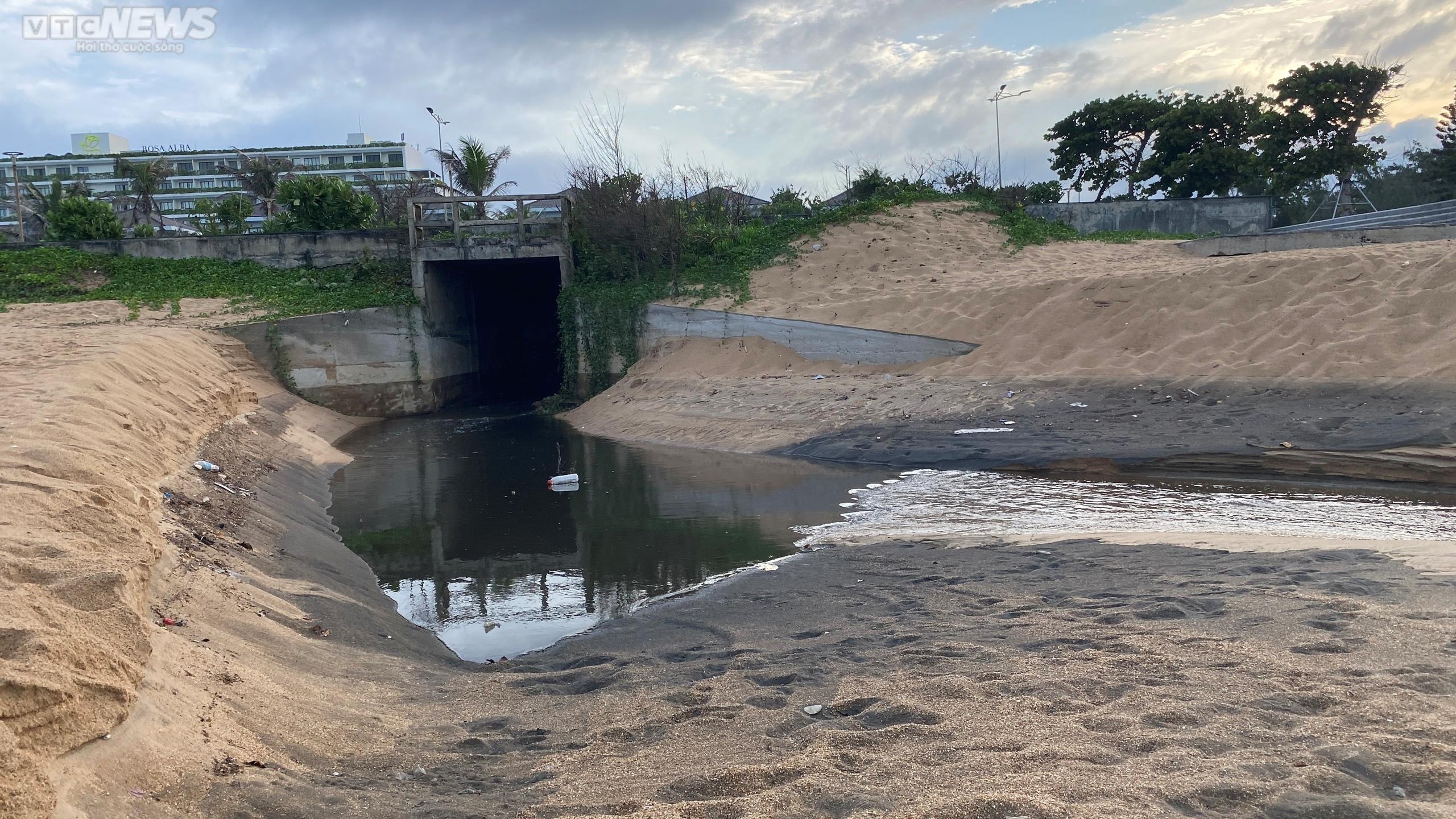Xac minh nguon nuoc mau den, co mui hoi chay truc tiep ra bien Tuy Hoa hinh anh