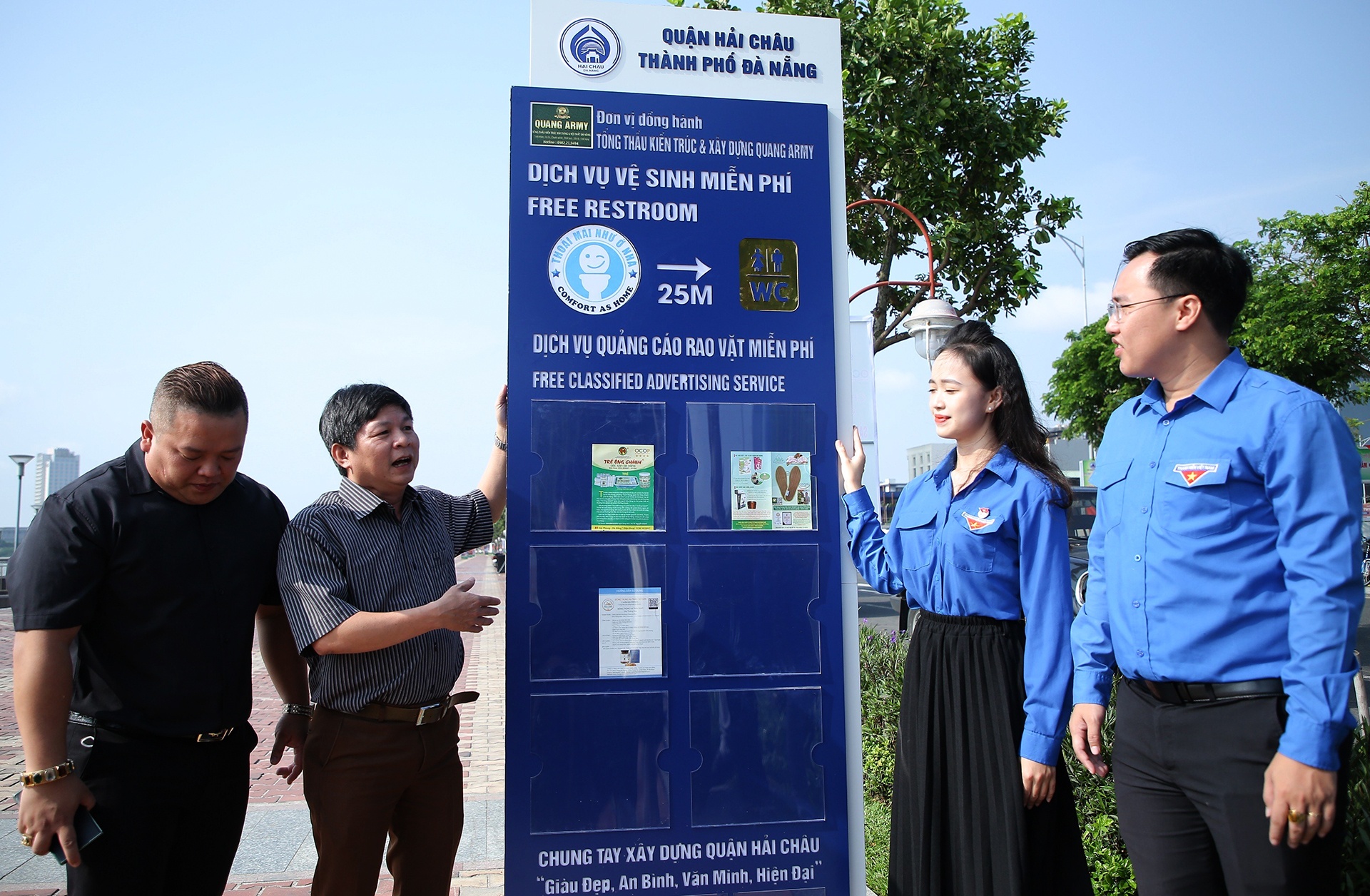Gan 300 co so o Da Nang mo nha ve sinh mien phi cho du khach hinh anh