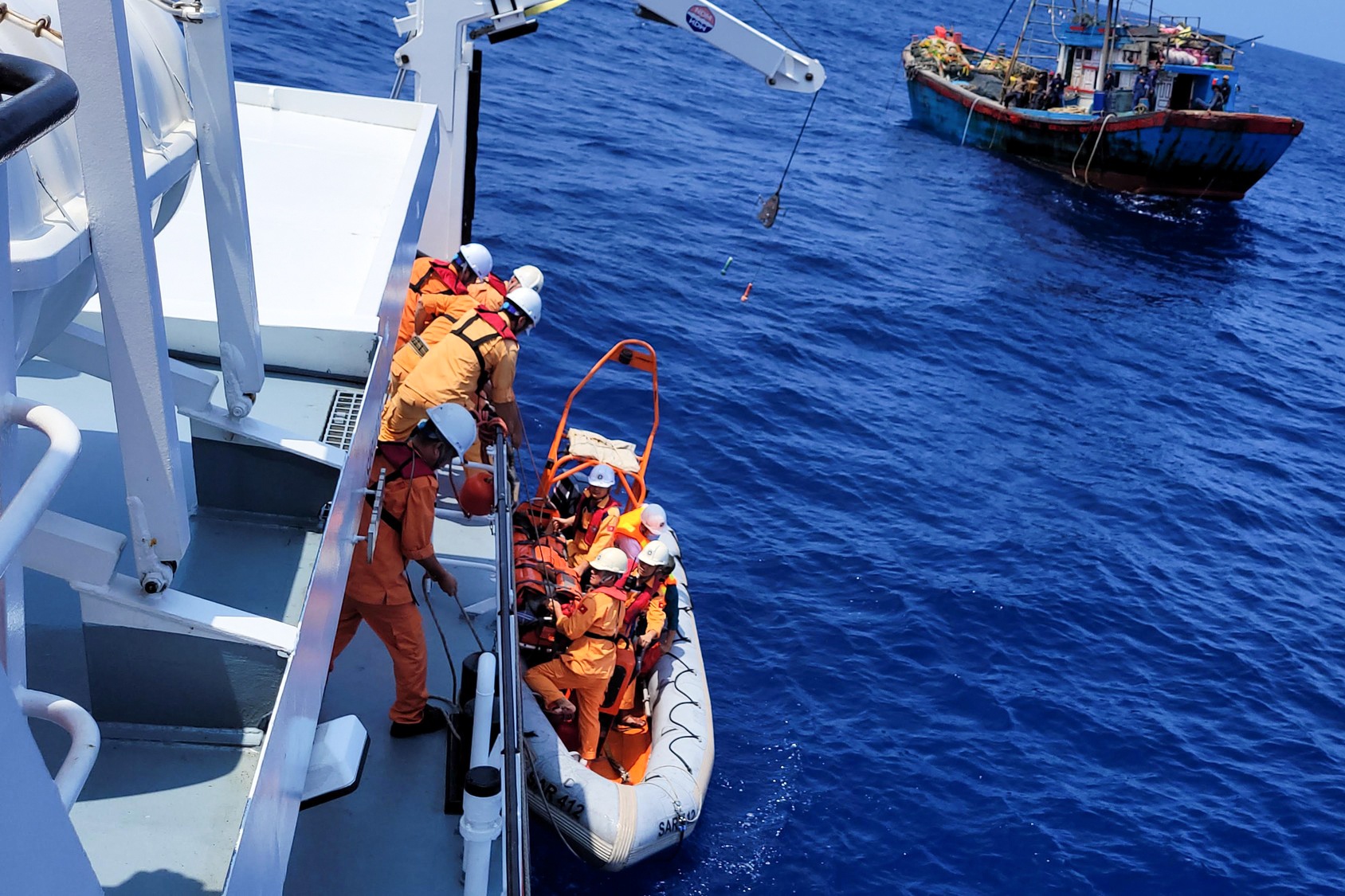 Cuu thuyen vien gap nan gan quan dao Hoang Sa hinh anh
