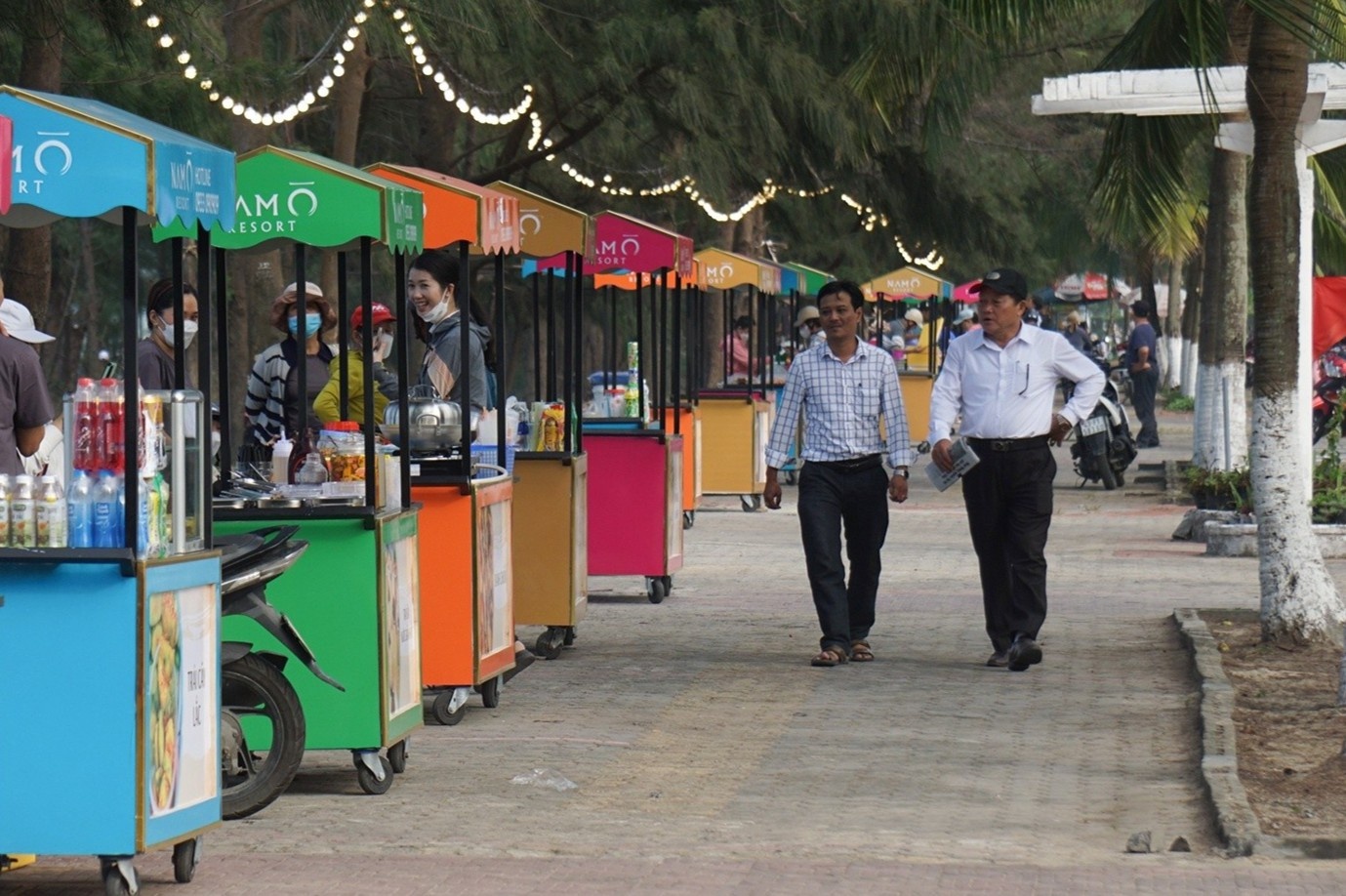 Da Nang khai truong pho an vat ven bien hinh anh