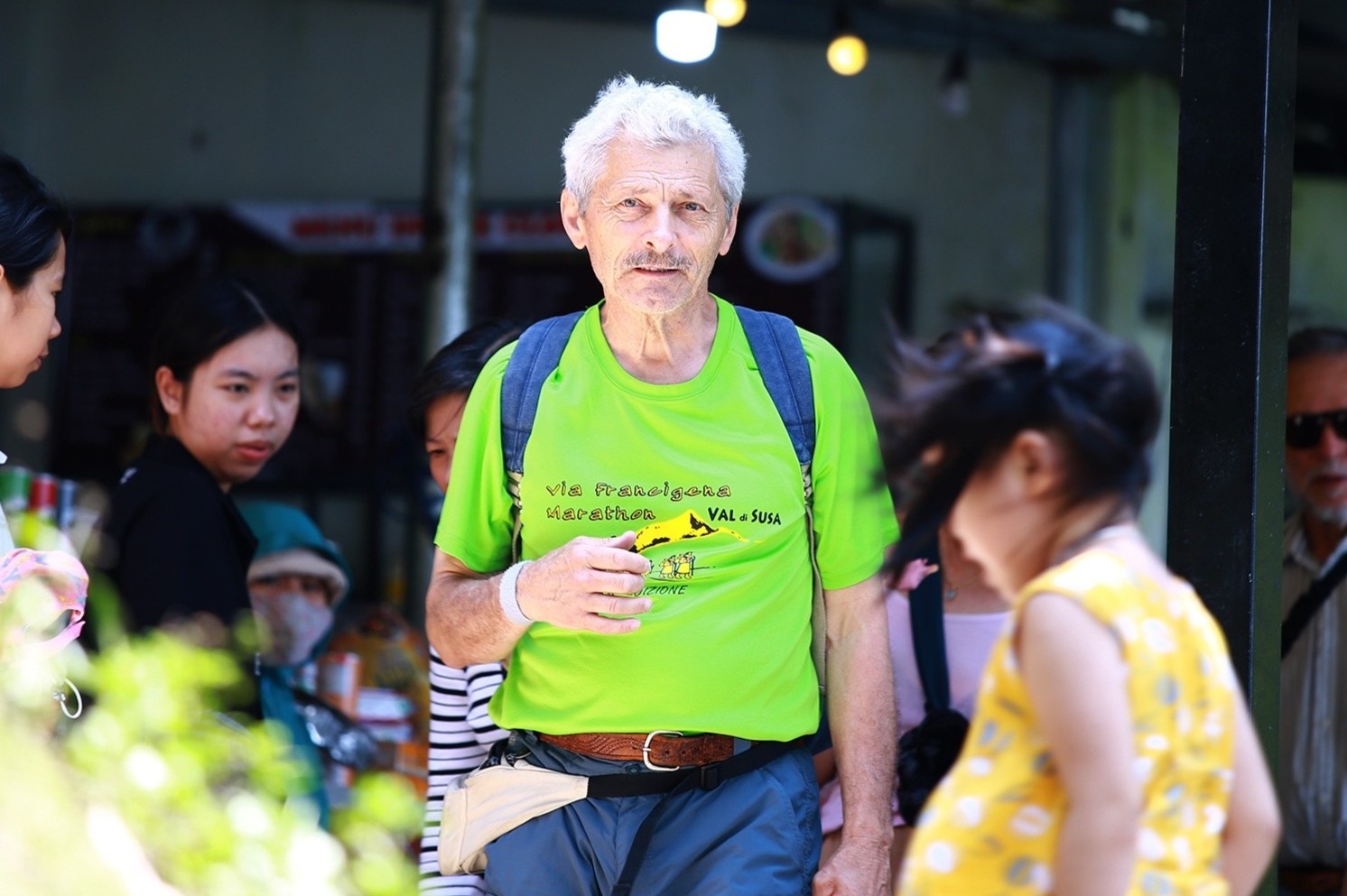 Khach nuoc ngoai doi nang tham quan Da Nang hinh anh