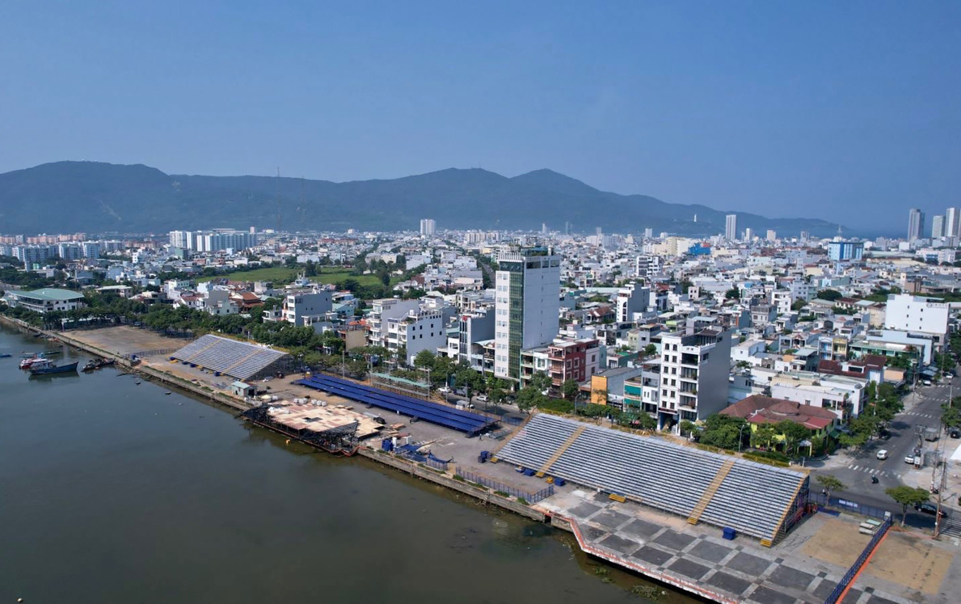 Khan dai 5.000 cho ngoi xem phao hoa o Da Nang hinh anh