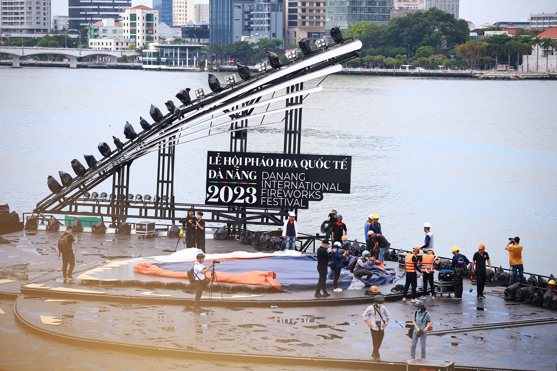 Can canh tran dia phao hoa o Da Nang hinh anh