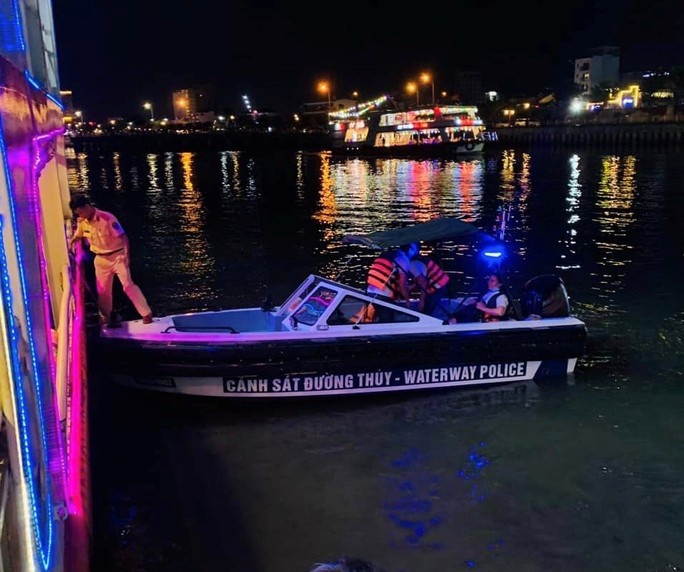 Tau du lich cho 70 khach bi mac can o song Han hinh anh