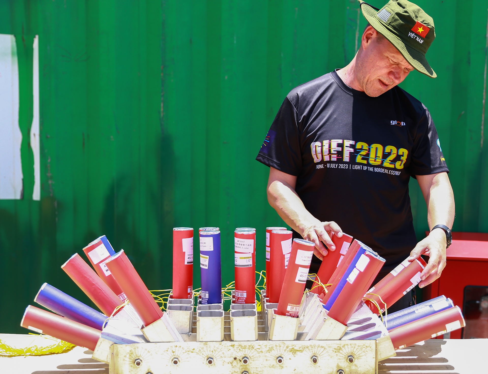 Phao hoa o Da Nang da len nong, cho ngay khai hoa hinh anh