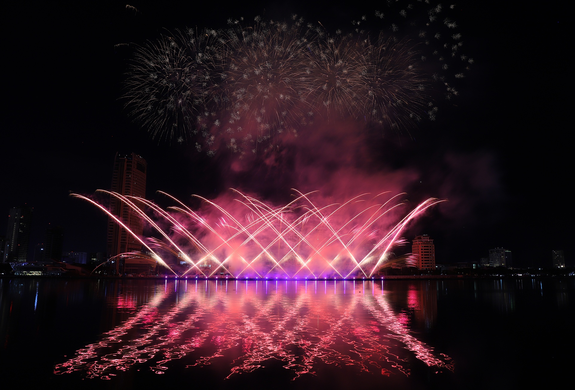 Man nhan man trinh dien phao hoa cua Italy va Australia ben song Han hinh anh