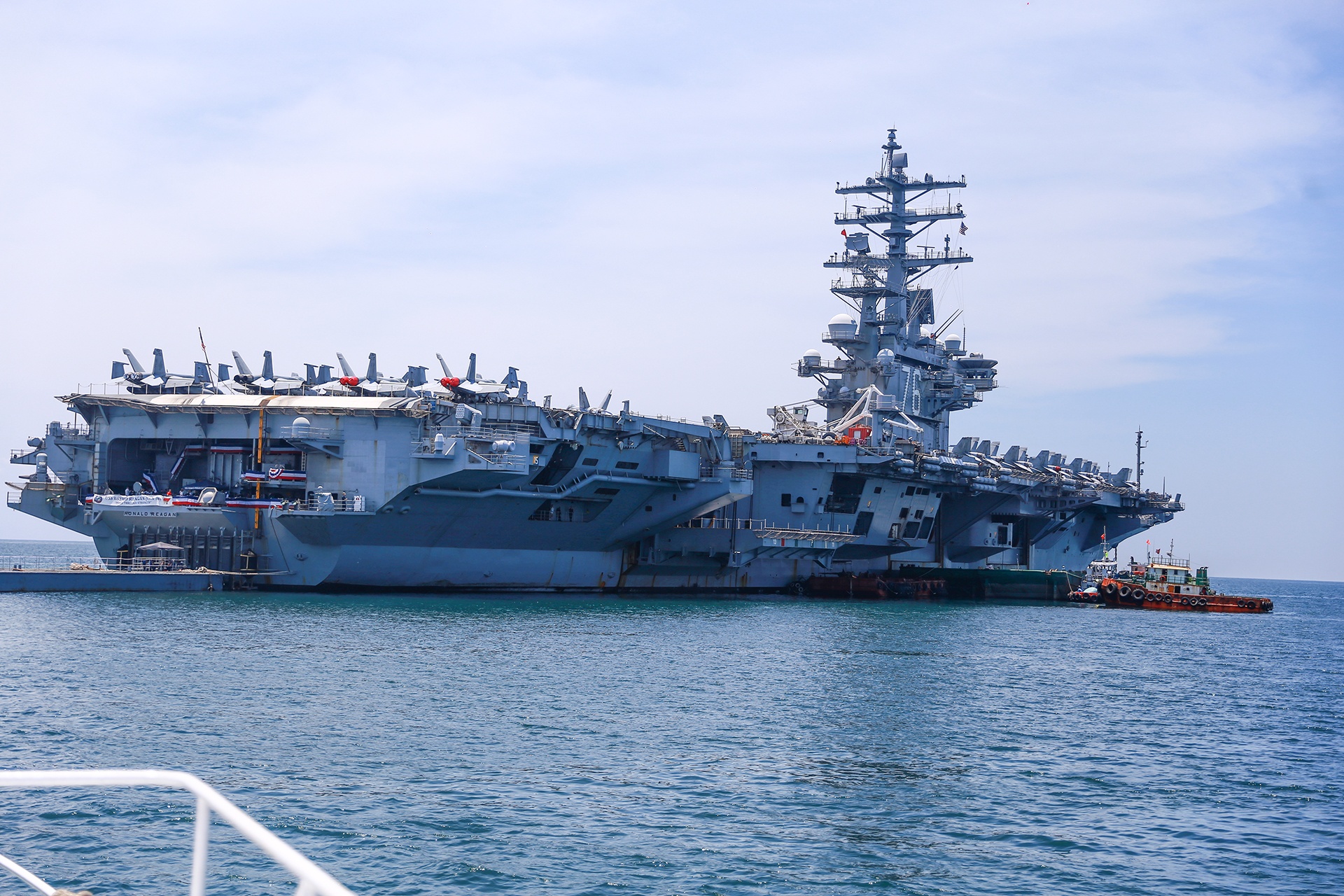 Tau san bay My anh 1