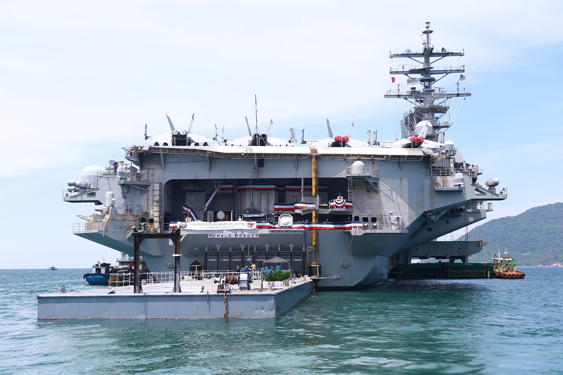 Tau san bay My anh 2