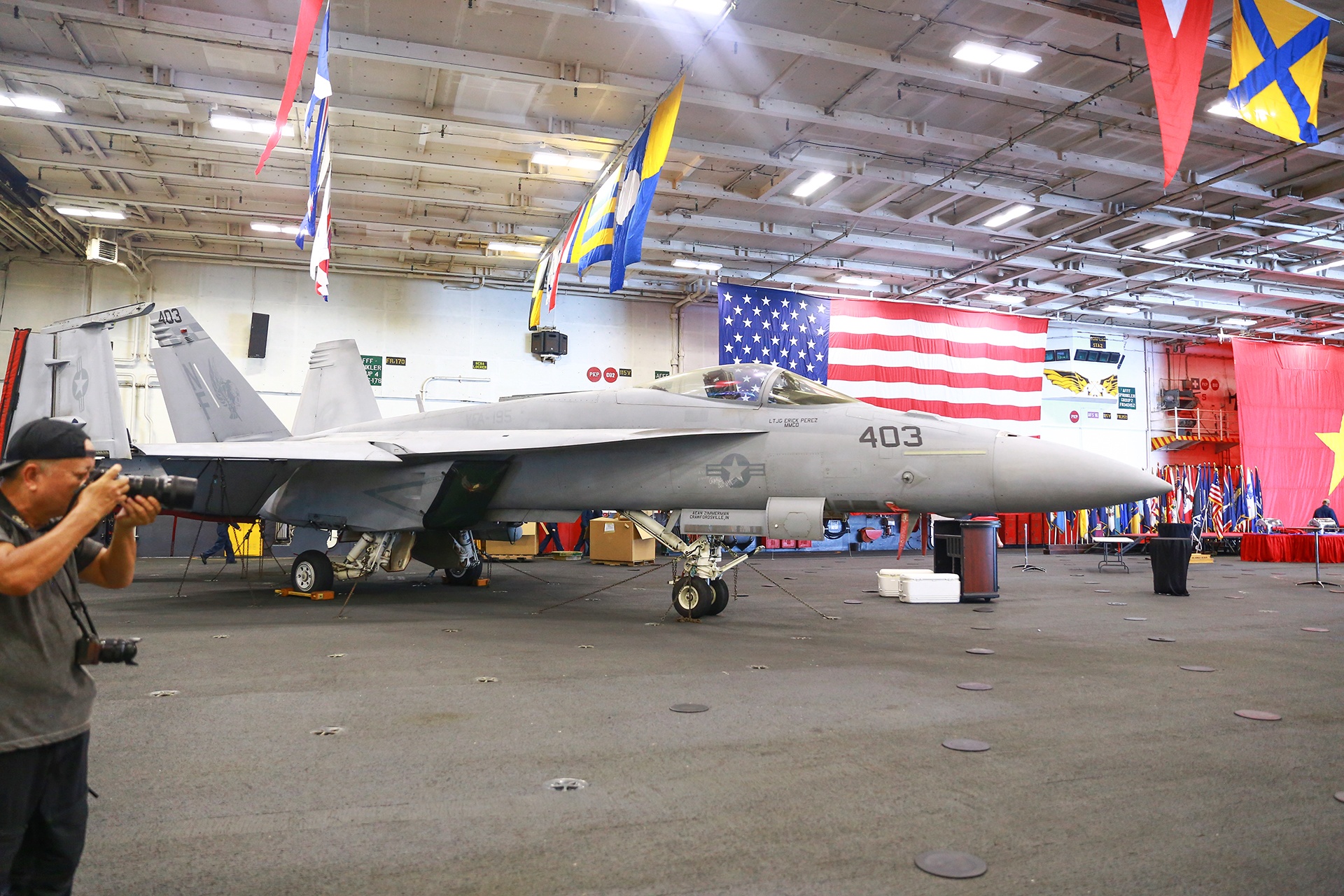 Tau san bay My anh 4