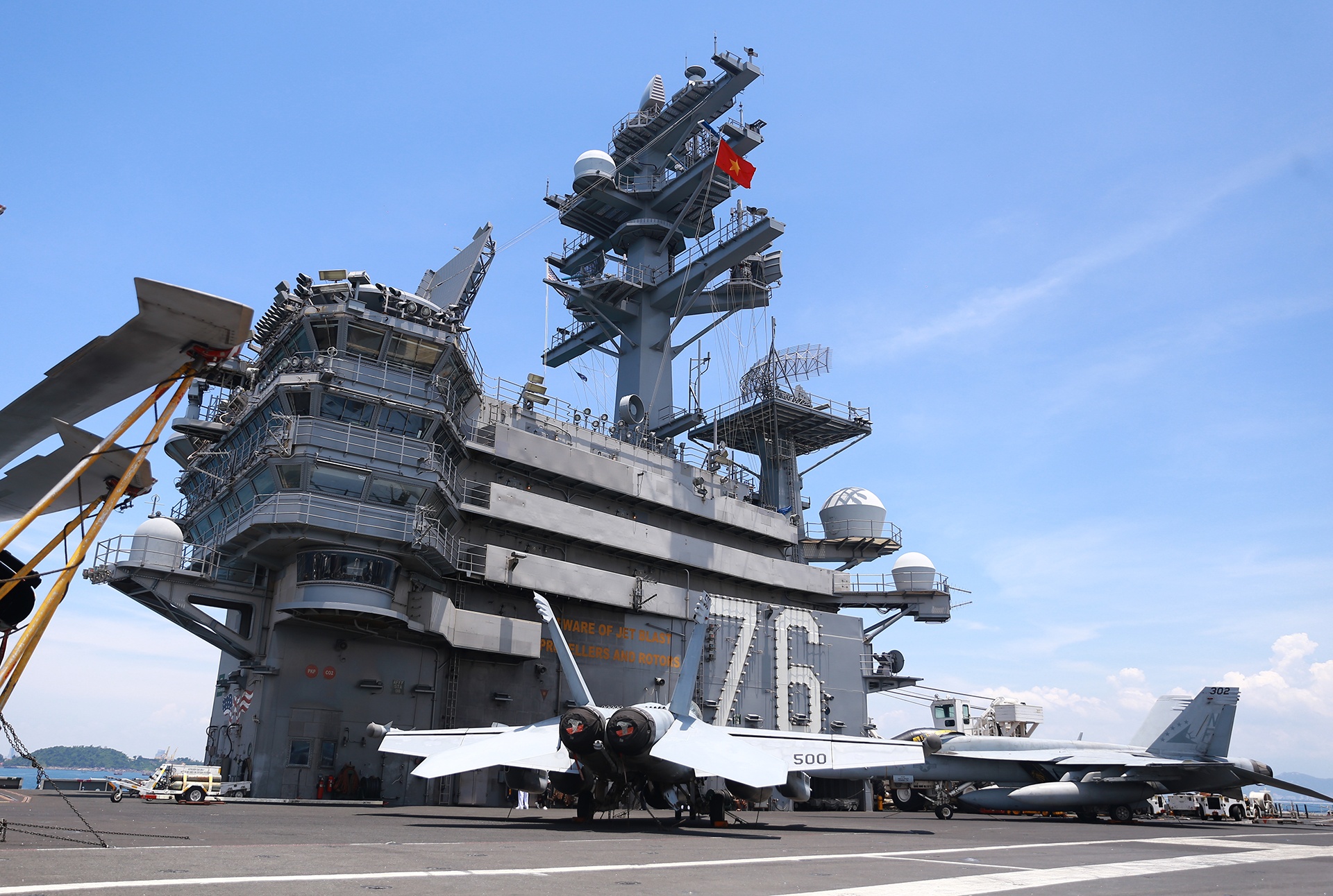 Can canh tau san bay My dang dau o bien Da Nang hinh anh