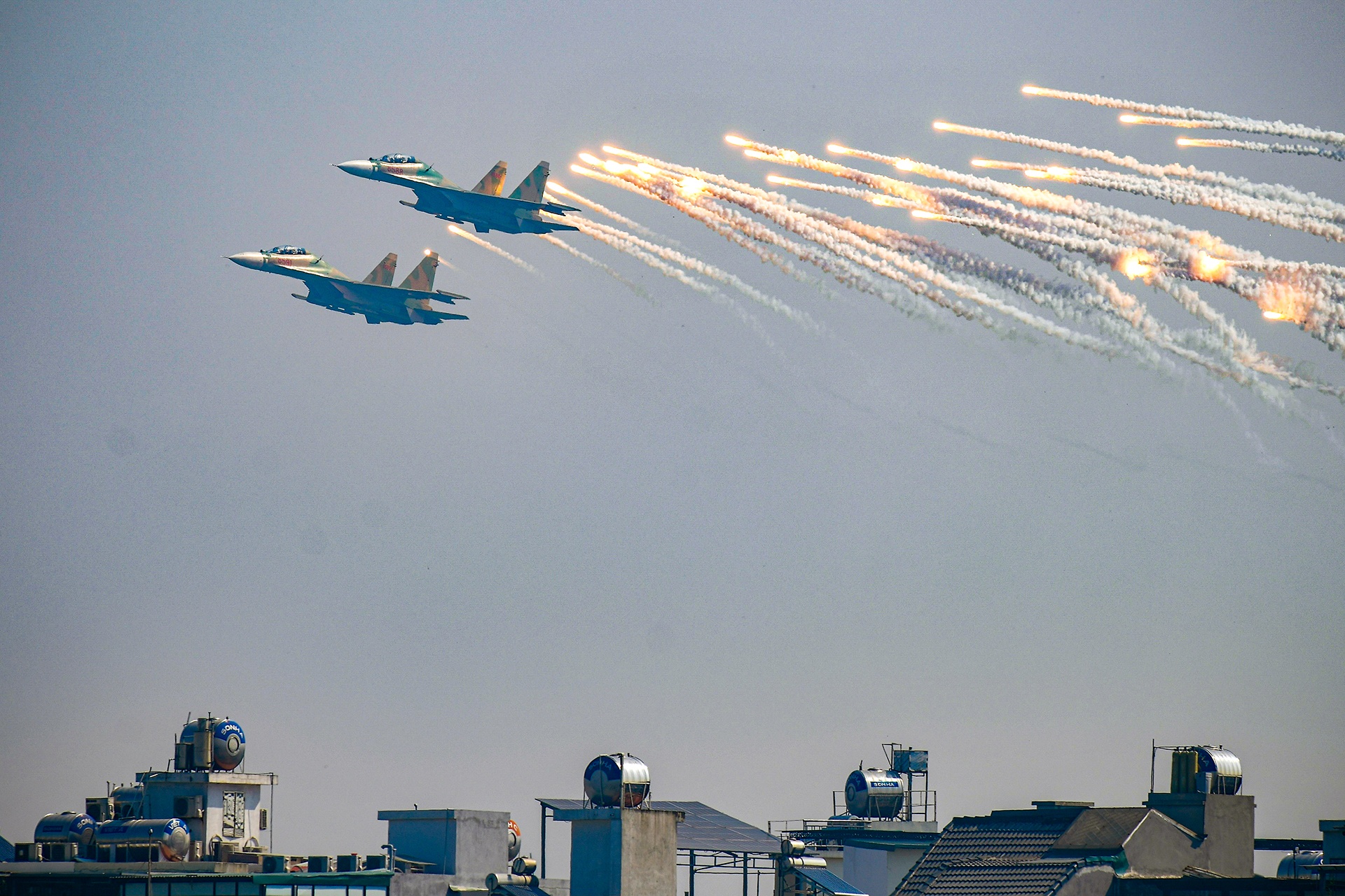 SU-30MK2 trinh dien tren bau troi Ha Noi hinh anh