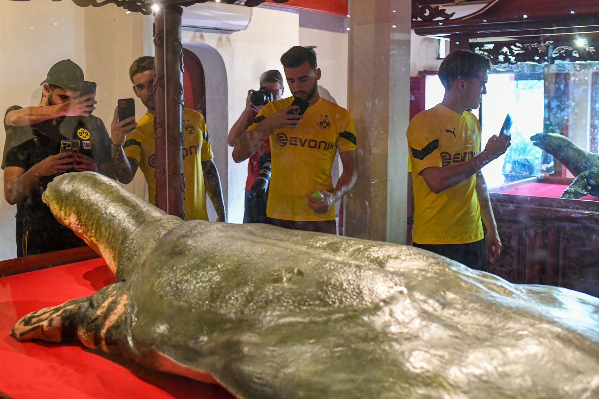 Cau thu Dortmund dao pho anh 4