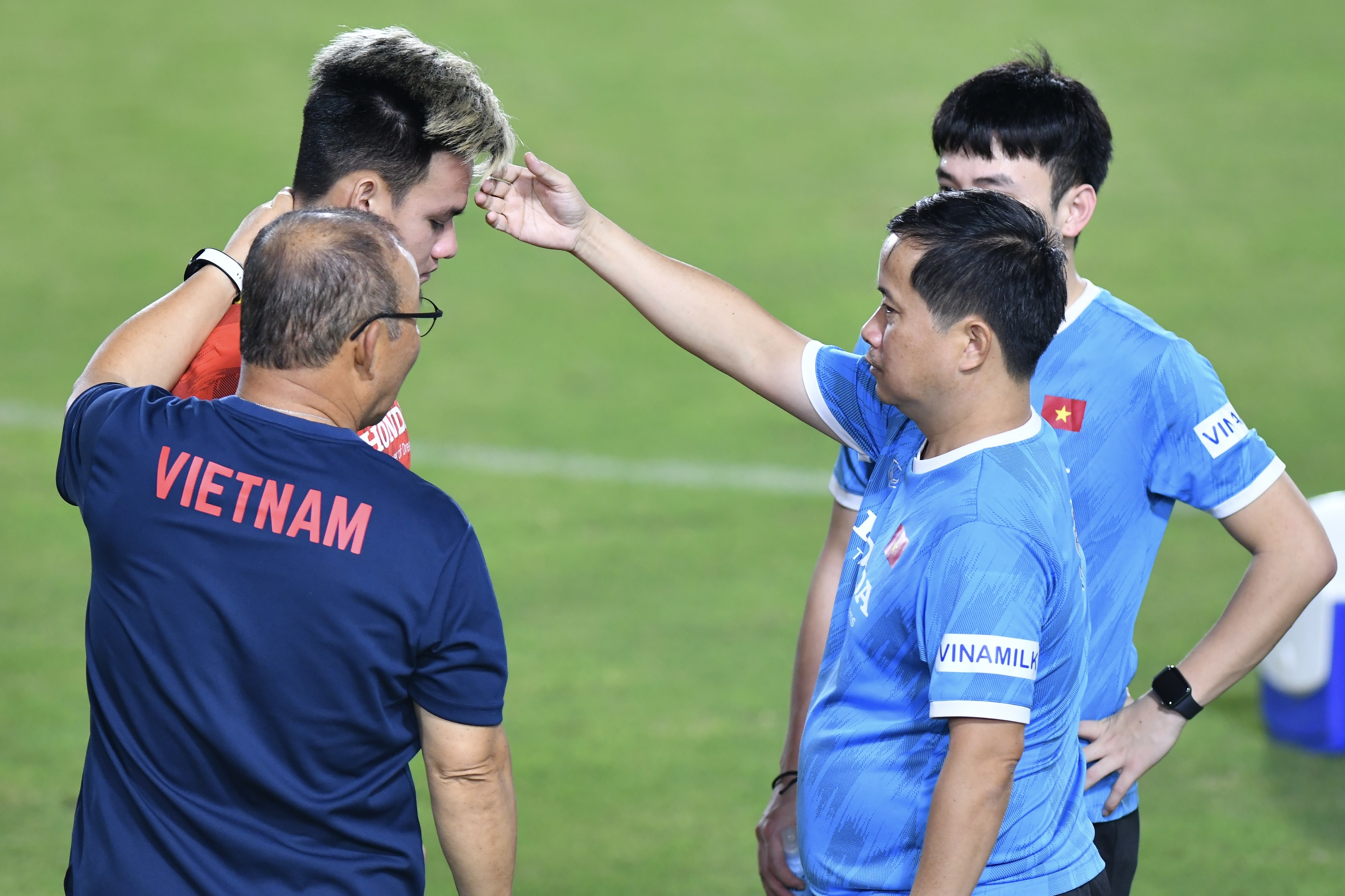 Ho Tan Tai gap van de ve suc khoe trong buoi tap cua tuyen Viet Nam hinh anh