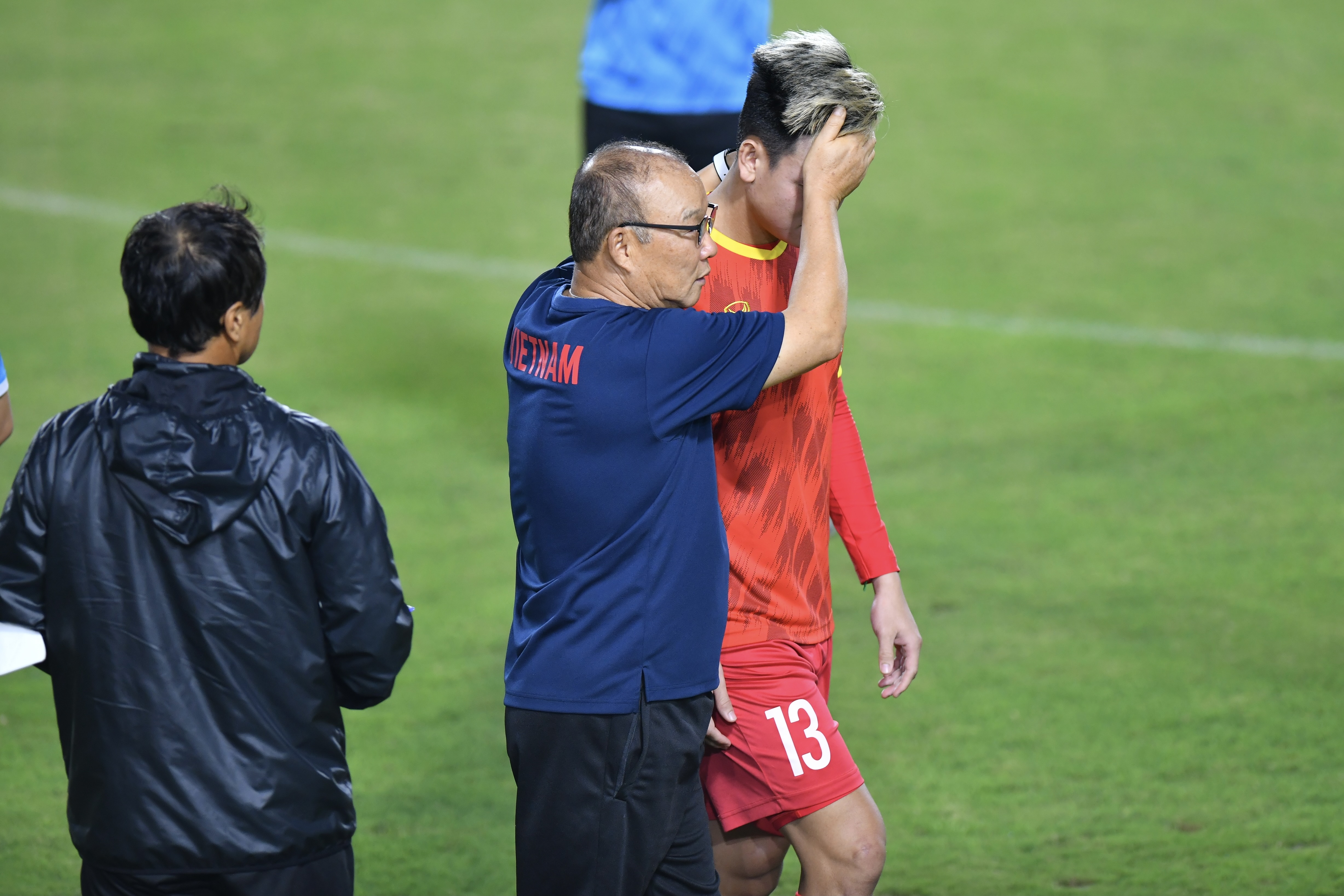 Ho Tan Tai bi om anh 1