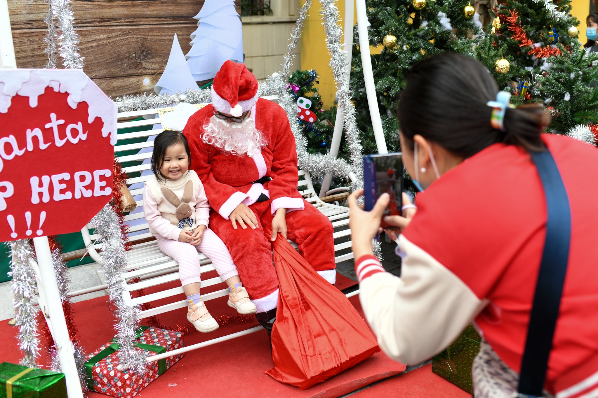 Khong khi Giang sinh soi dong tai pho di bo Pont de Long Bien, Ha Noi hinh anh