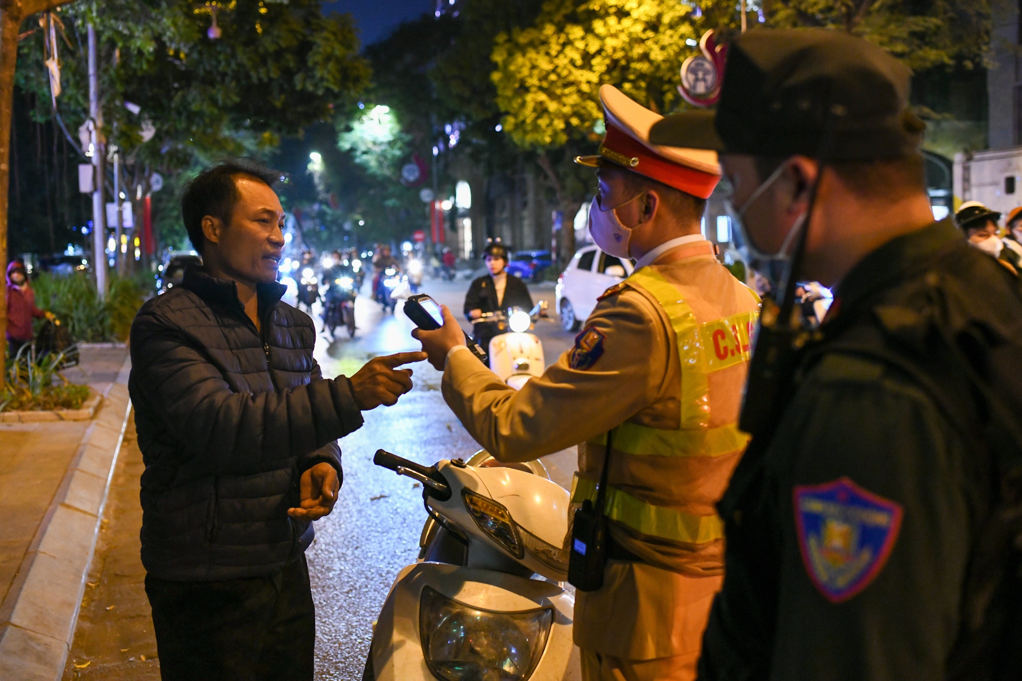 Khai ten gia, doi bo xe khi bi canh sat phat nong do con dem Noel hinh anh
