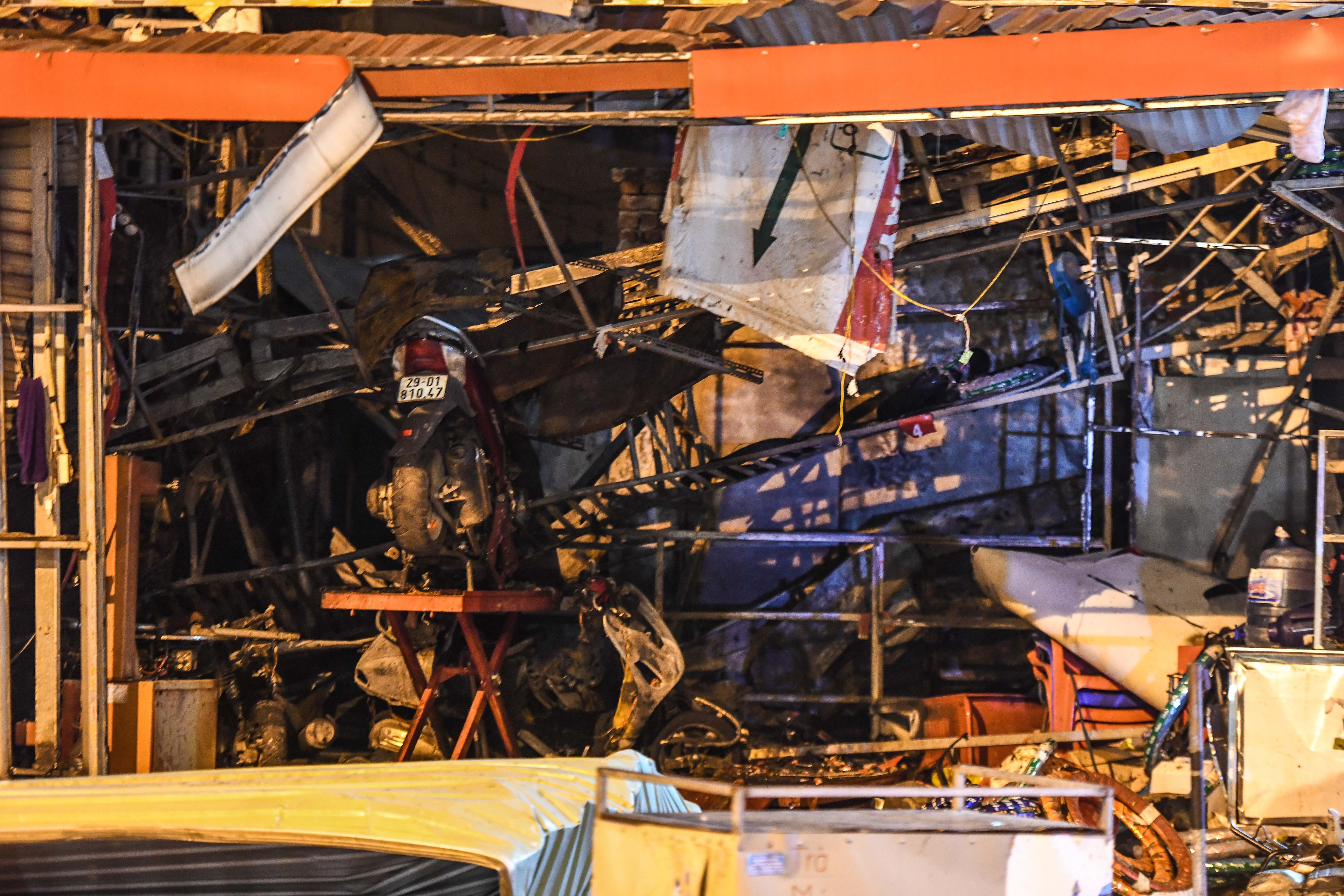 chay cua hang xe may anh 6