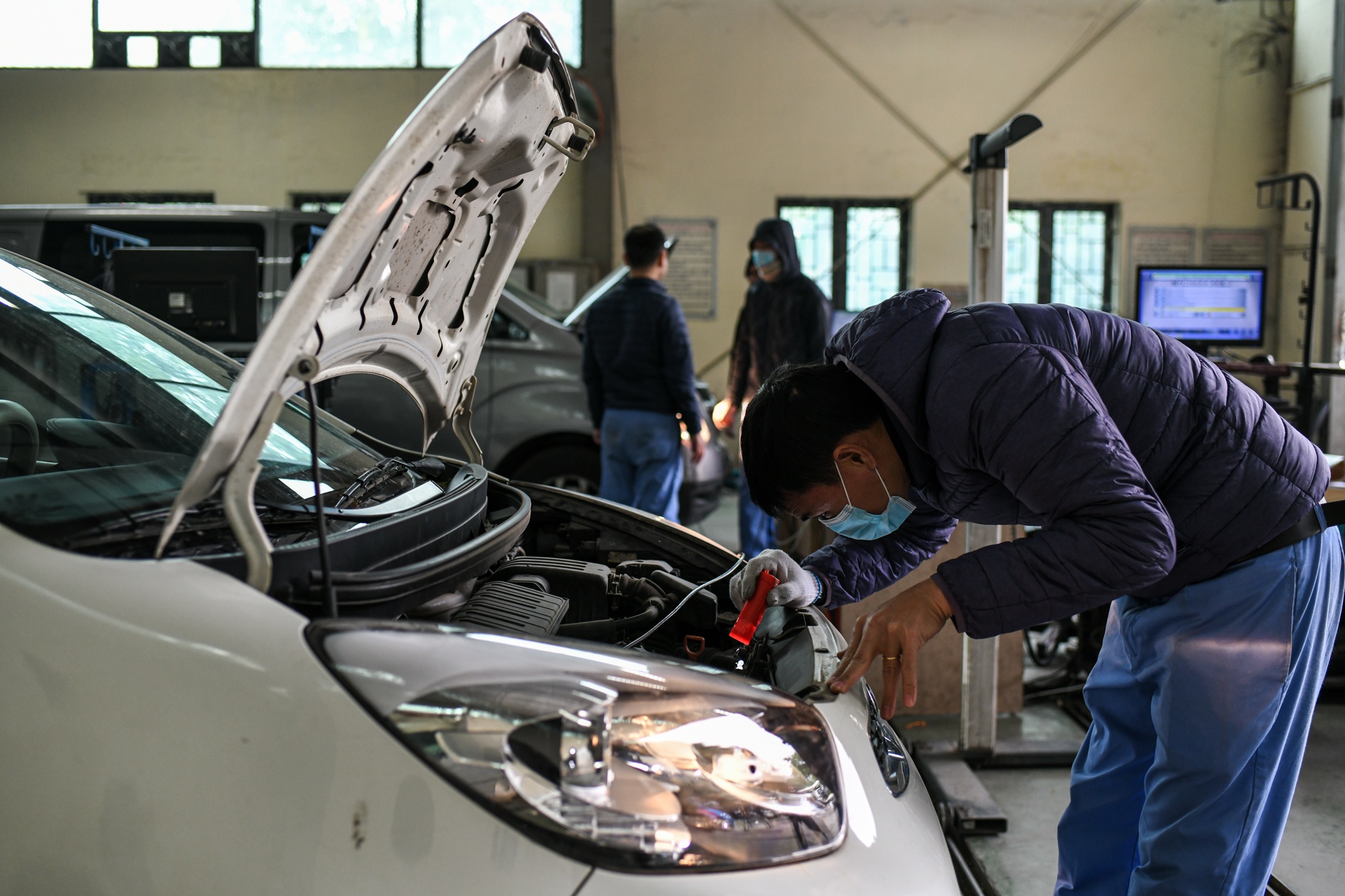 Xep hang hon 2 gio moi den luot dang kiem oto o Ha Noi hinh anh