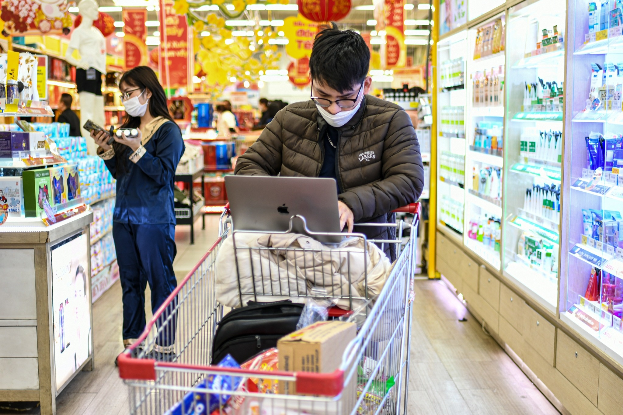 Tranh thu chay deadline khi cho thanh toan sieu thi ngay Tet hinh anh