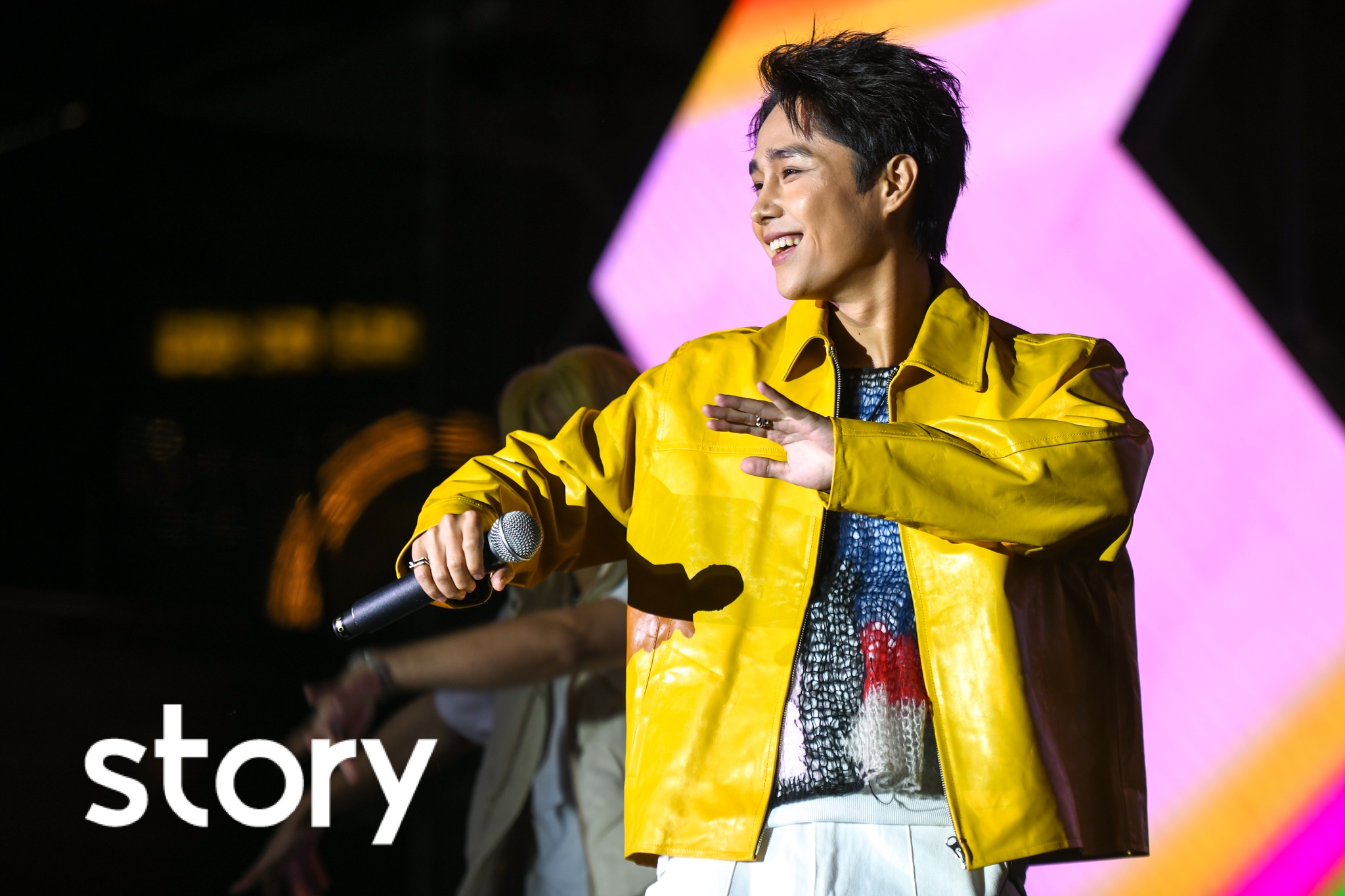 Ngay chay show can Tet cua Tang Duy Tan hinh anh