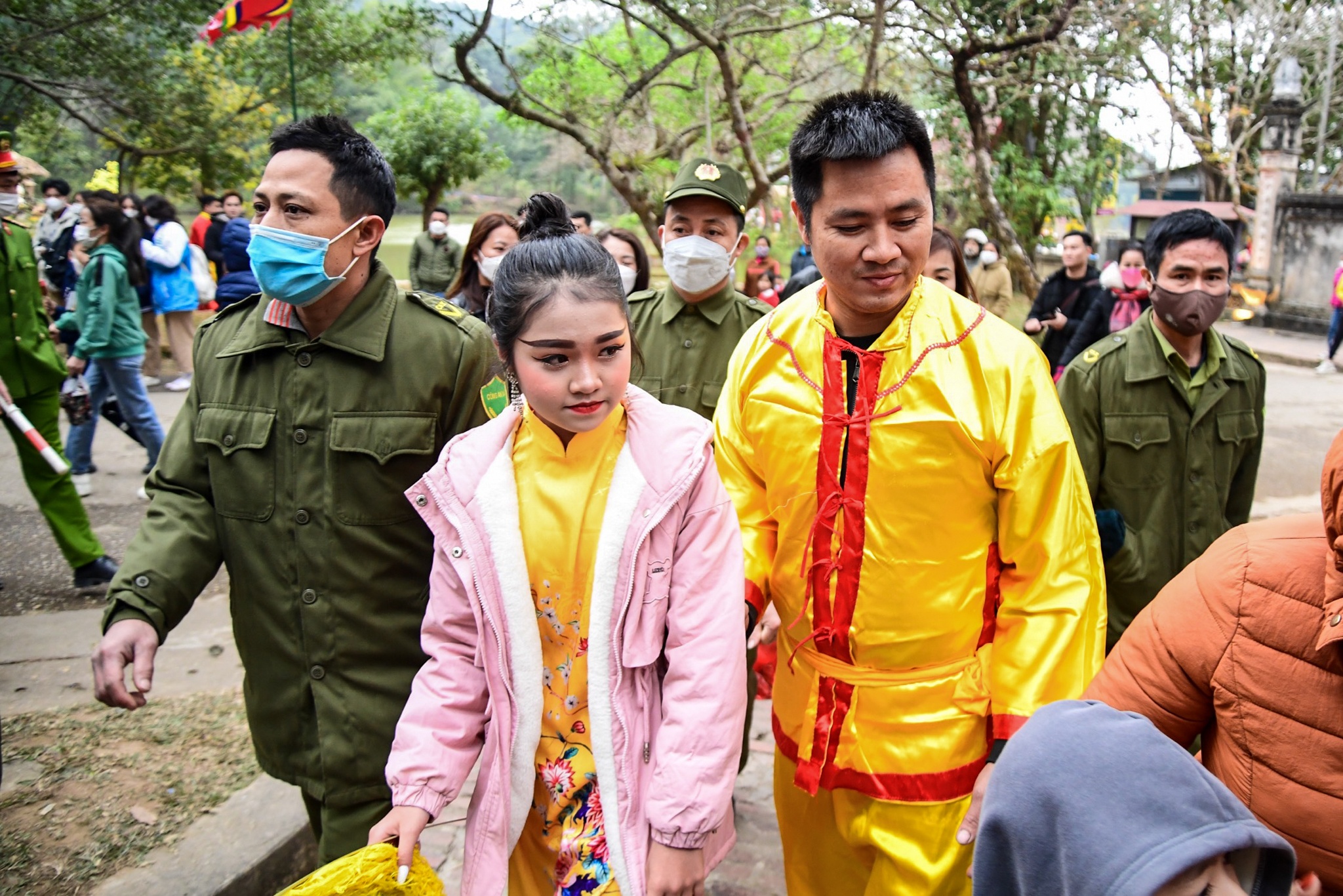 Trai trang, can bo bao ve 'Tuong ba' khoi bi bat coc o hoi den Giong hinh anh