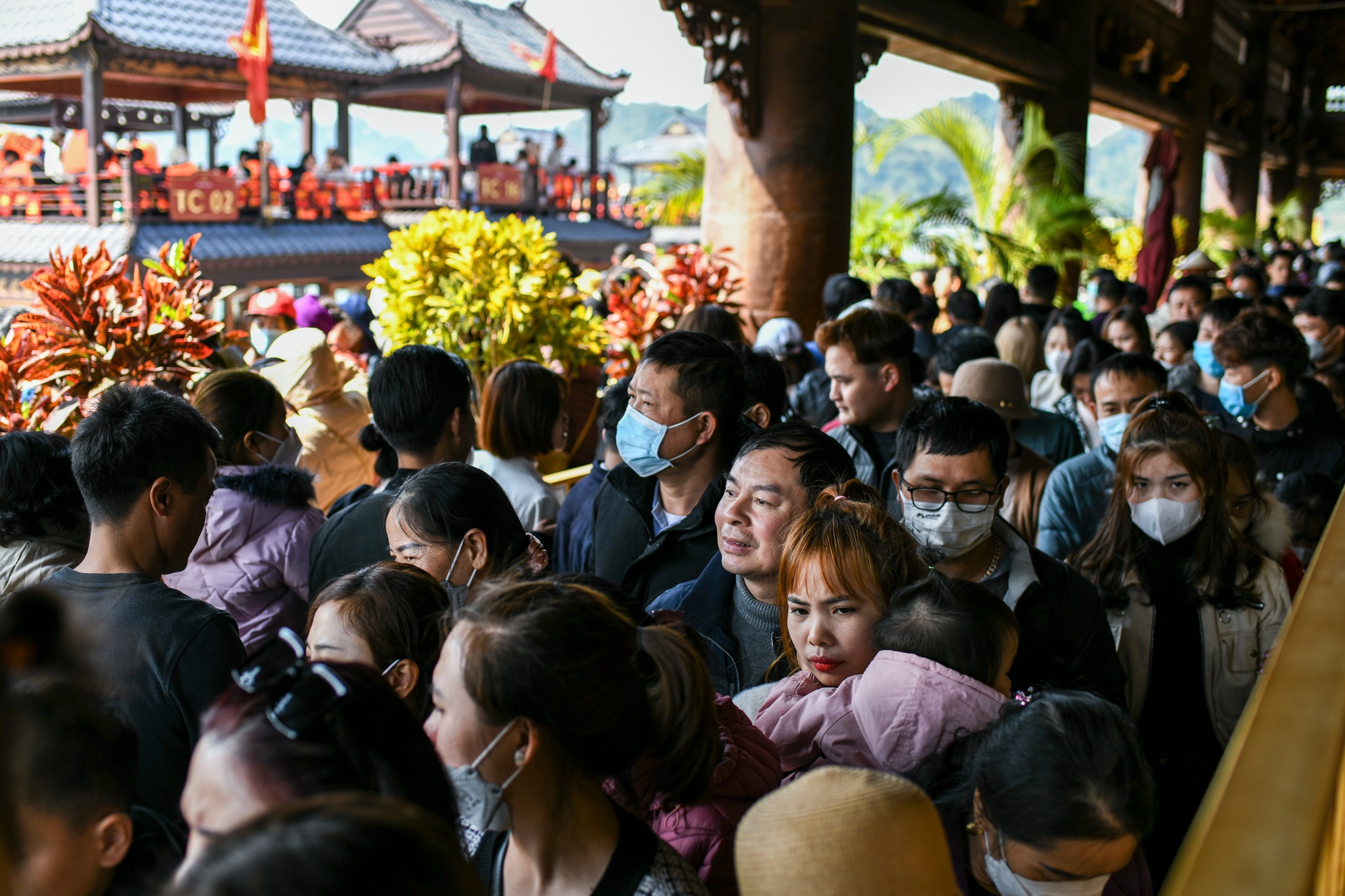 Chen chuc hon 3 tieng di le chua Tam Chuc dau nam hinh anh