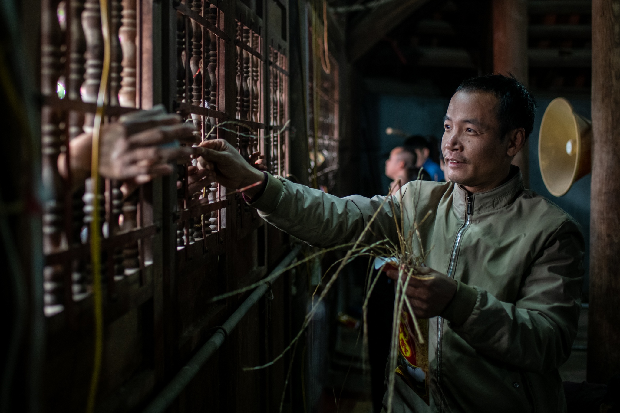 Tho tay qua khe cua gianh manh chieu trong hoi Duc But o Vinh Phuc hinh anh