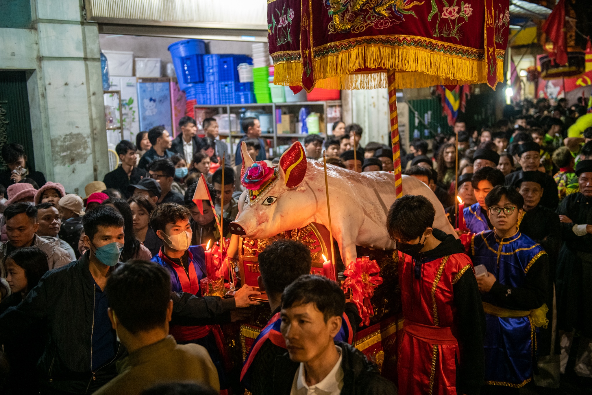 Xuyen dem ruoc 'ong lon 220 kg' o hoi lang La Phu hinh anh