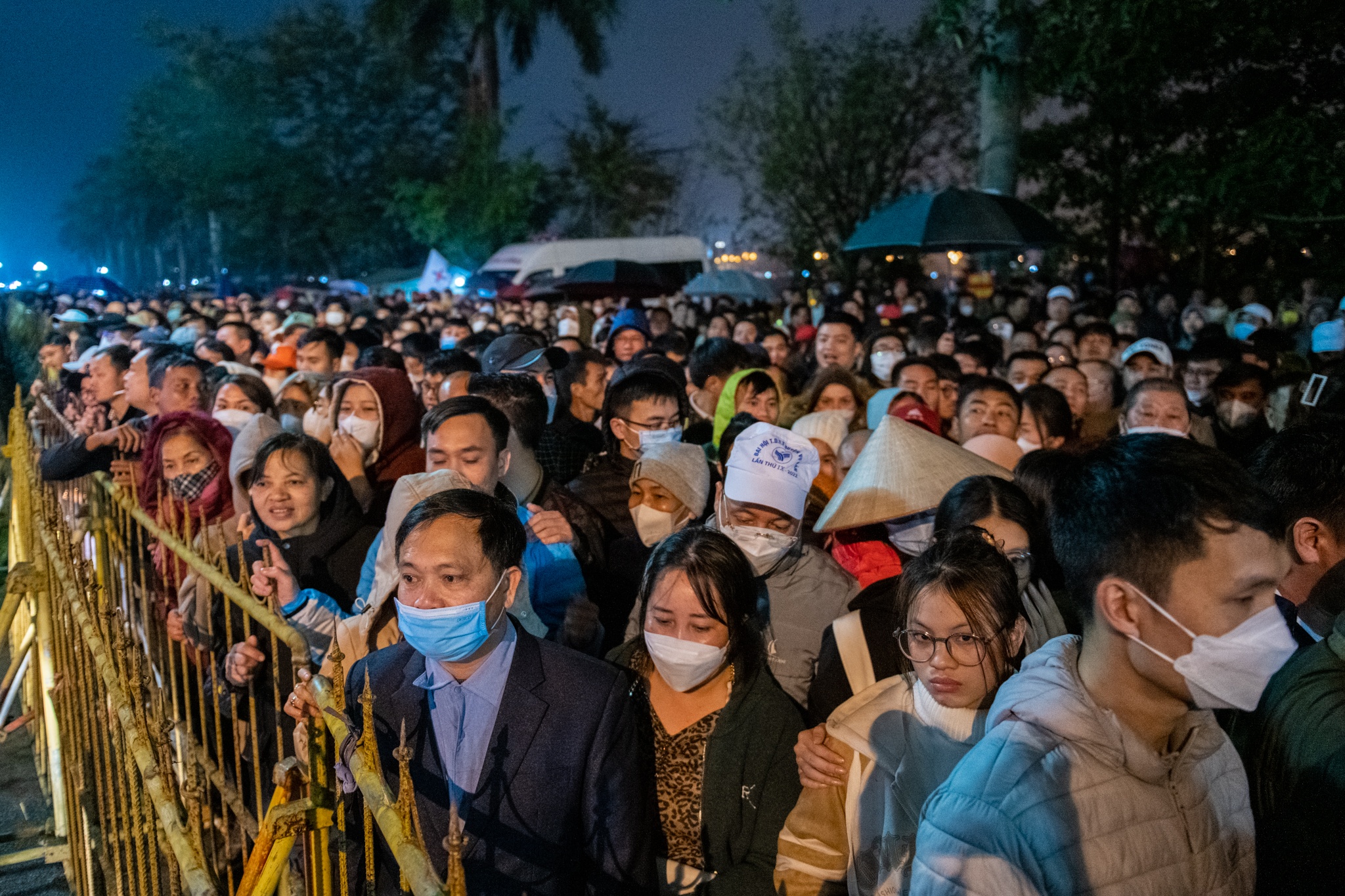 Den Tran trong dem khai an dau nam hinh anh