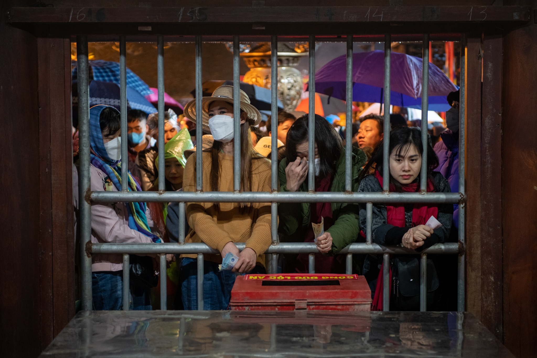 Vat vo ca dem duoi mua de xin an den Tran hinh anh