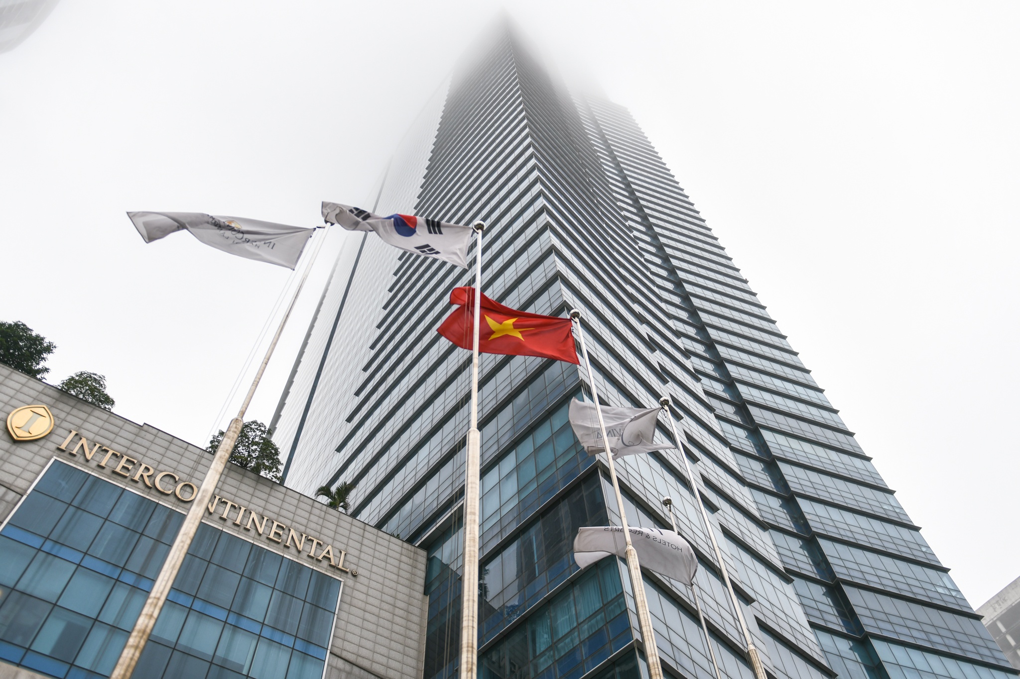 Suong mu bao phu Ha Noi, cac toa nha cao tang 'bien mat' hinh anh