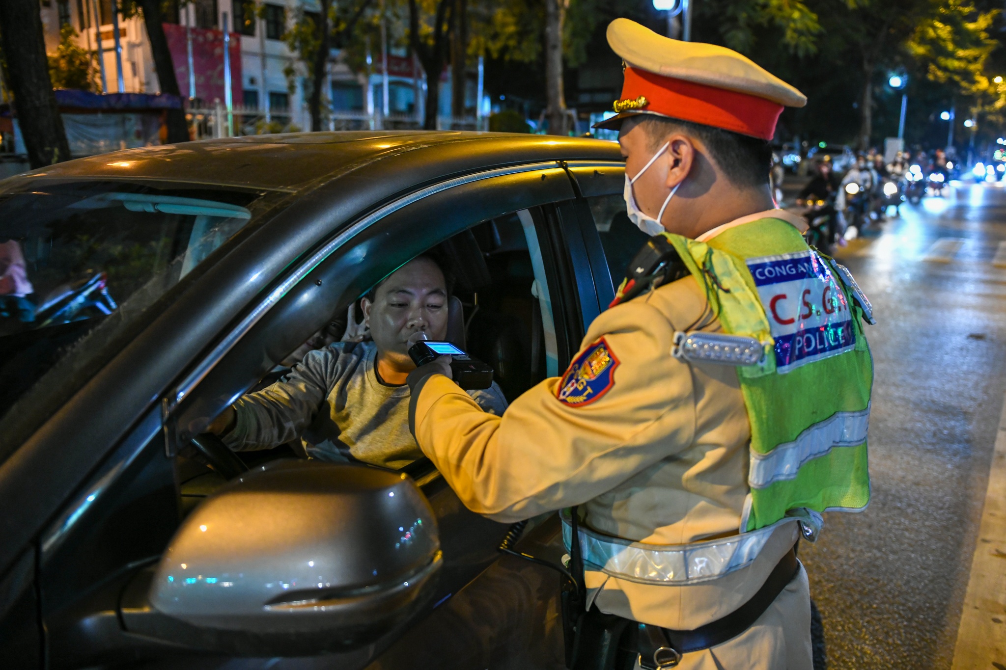 Uong mot ly ruou, tai xe oto bi giu bang 10-12 thang hinh anh