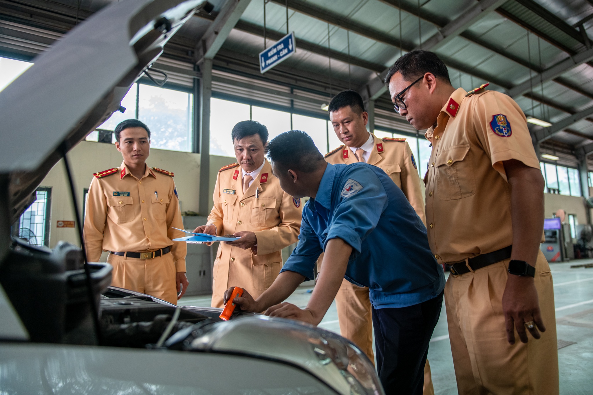 Canh sat giao thong tham gia kiem dinh oto o Ha Noi hinh anh