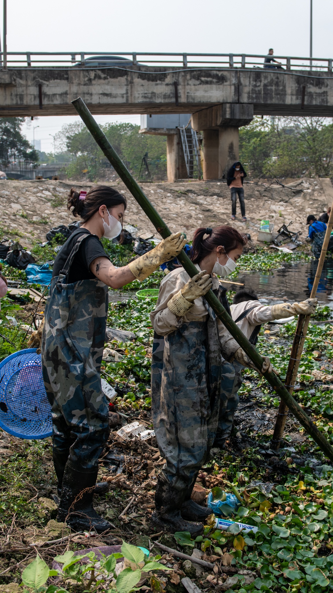 vớt rác trên sông ảnh 14 vot rac tren song anh 14
