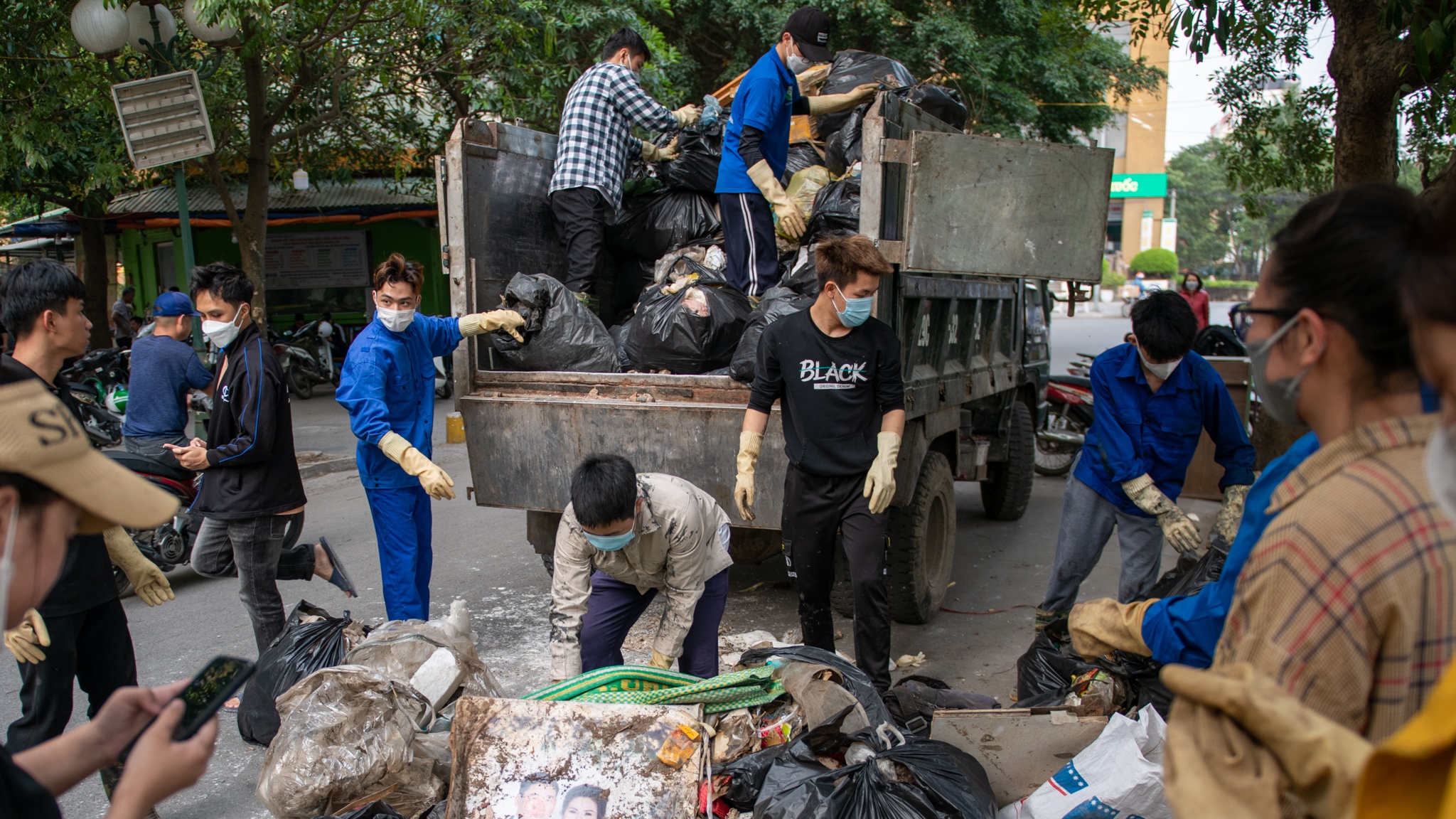 vớt rác trên sông ảnh 27 vot rac tren song anh 27