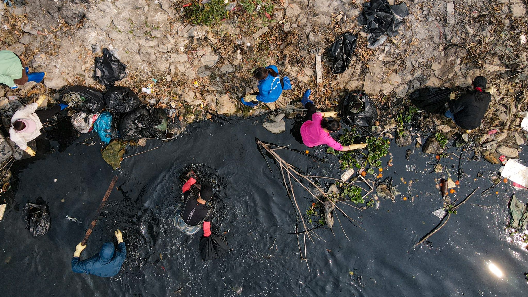 vớt rác trên sông ảnh 3 vot rac tren song anh 3