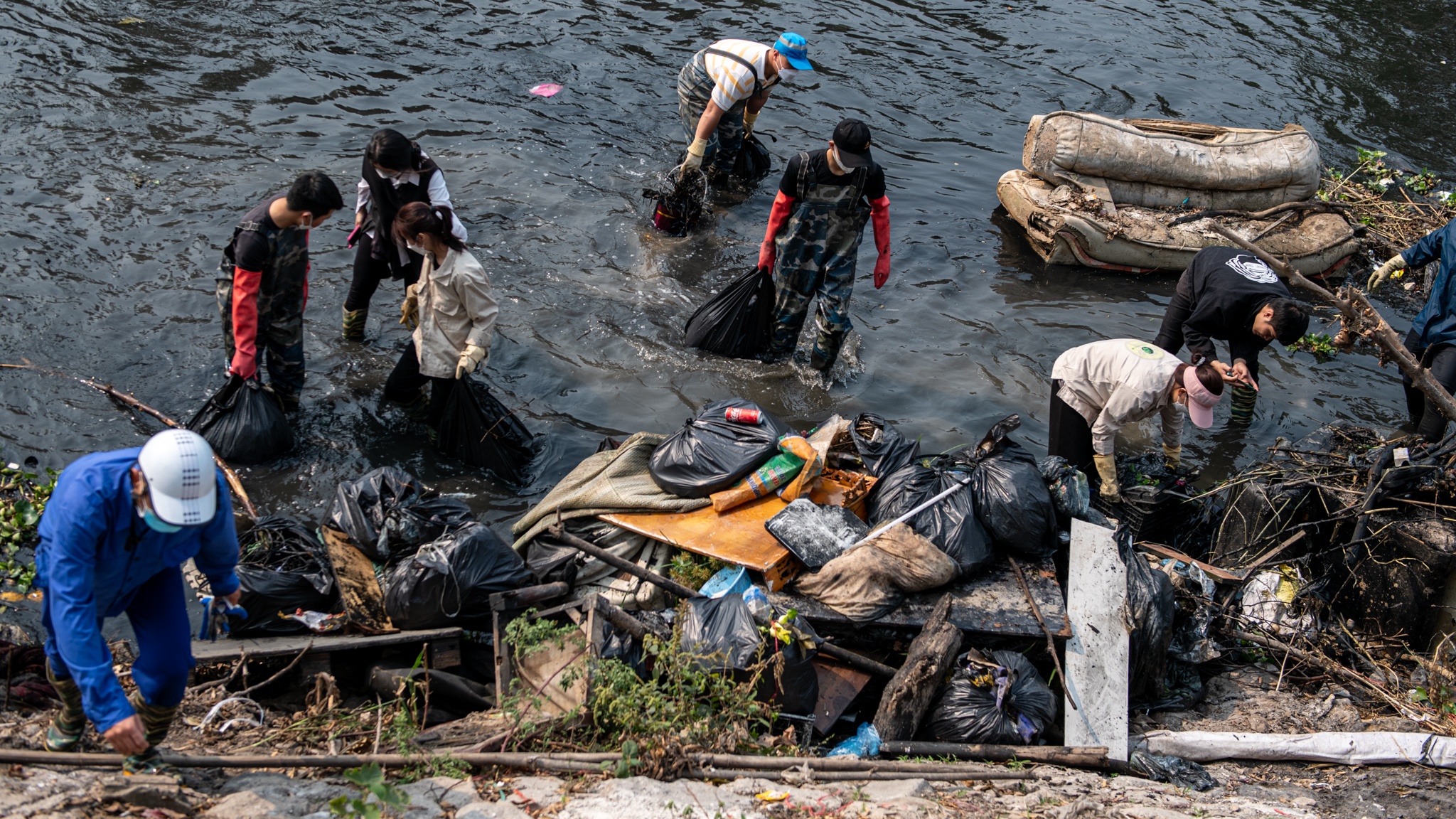 vớt rác trên sông ảnh 21 vot rac tren song anh 21