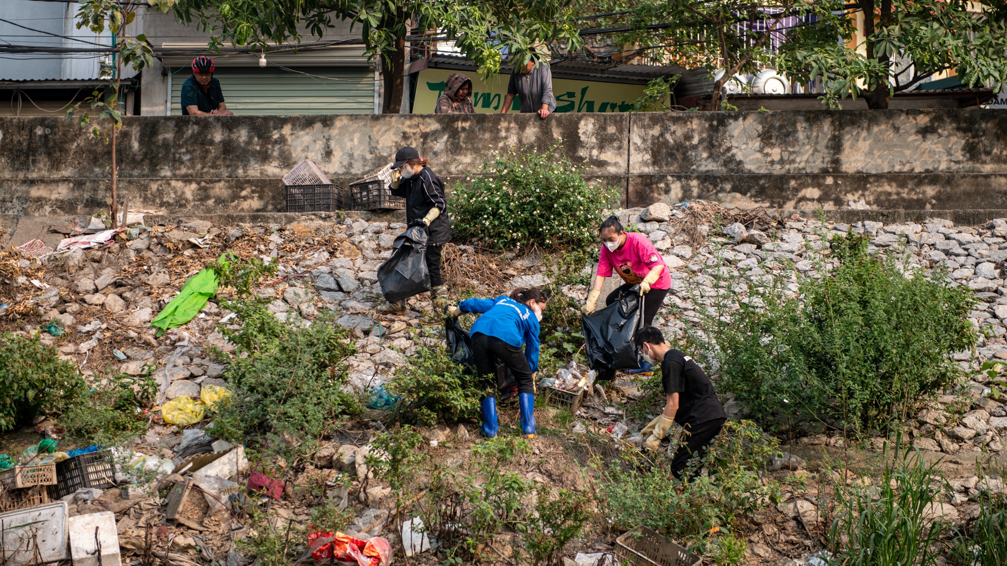 vớt rác trên sông ảnh 11 vot rac tren song anh 11