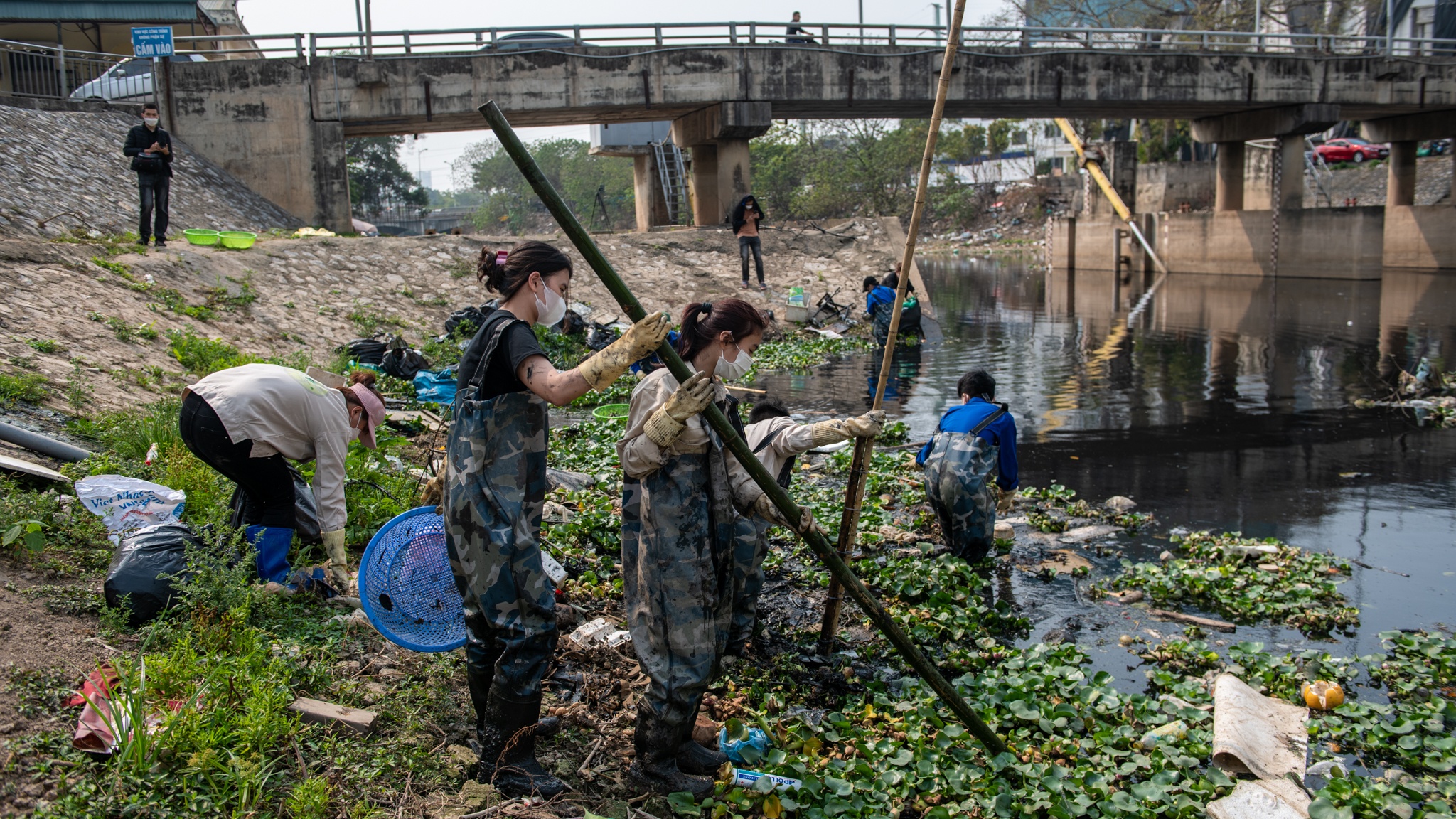 vớt rác trên sông ảnh 13 vot rac tren song anh 13