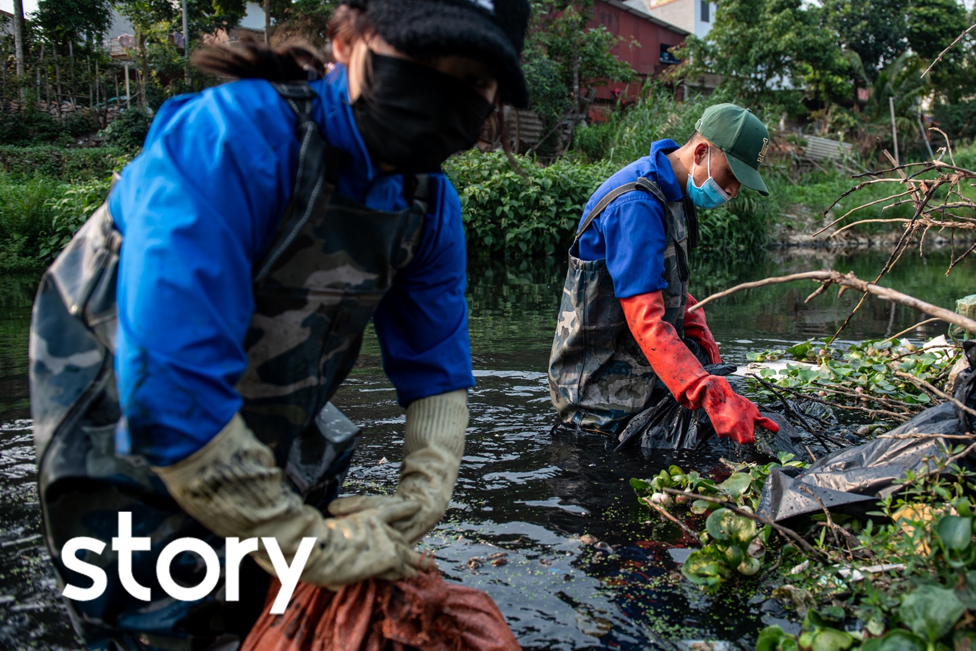 Gen Z loi nuoc cong vot rac thai, kim tiem tai Ha Noi hinh anh