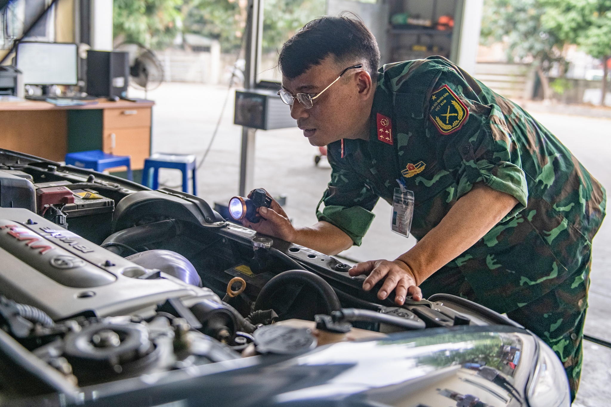 Ngay dau dang kiem vien quan doi ho tro dang kiem oto o Ha Noi hinh anh