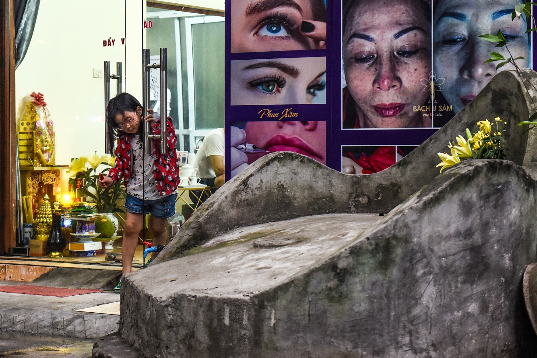 Con pho co nhieu ngoi mo nam sat nha dan o Ha Noi hinh anh