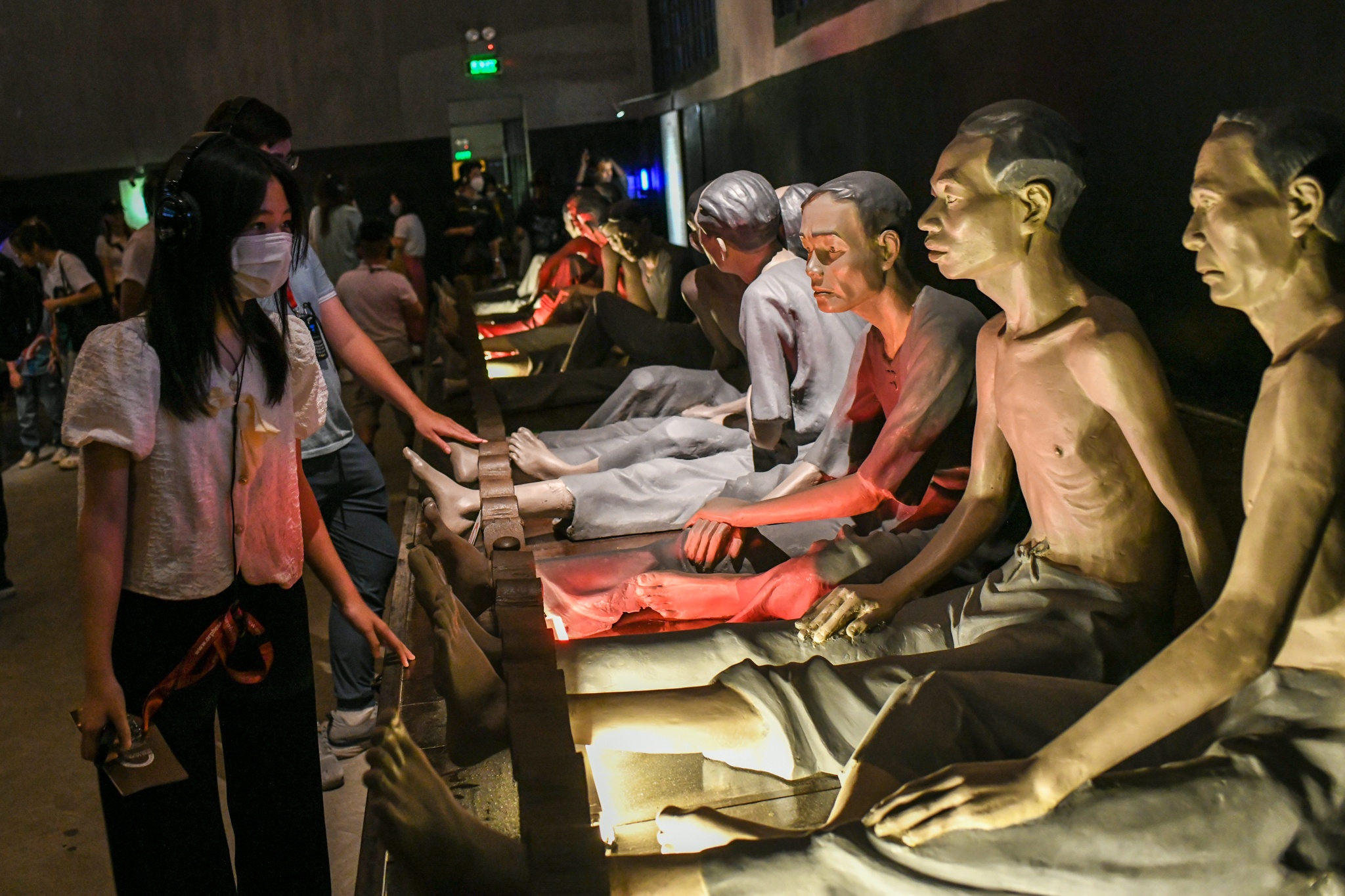 Nha tu Hoa Lo dong nghit khach tham quan dip nghi le hinh anh