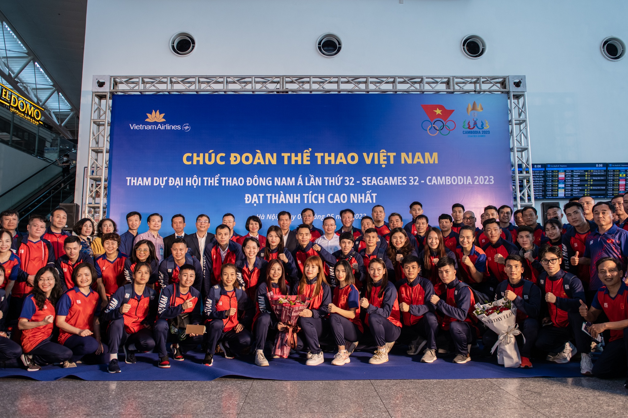 Doan The thao Viet Nam sang Campuchia hinh anh