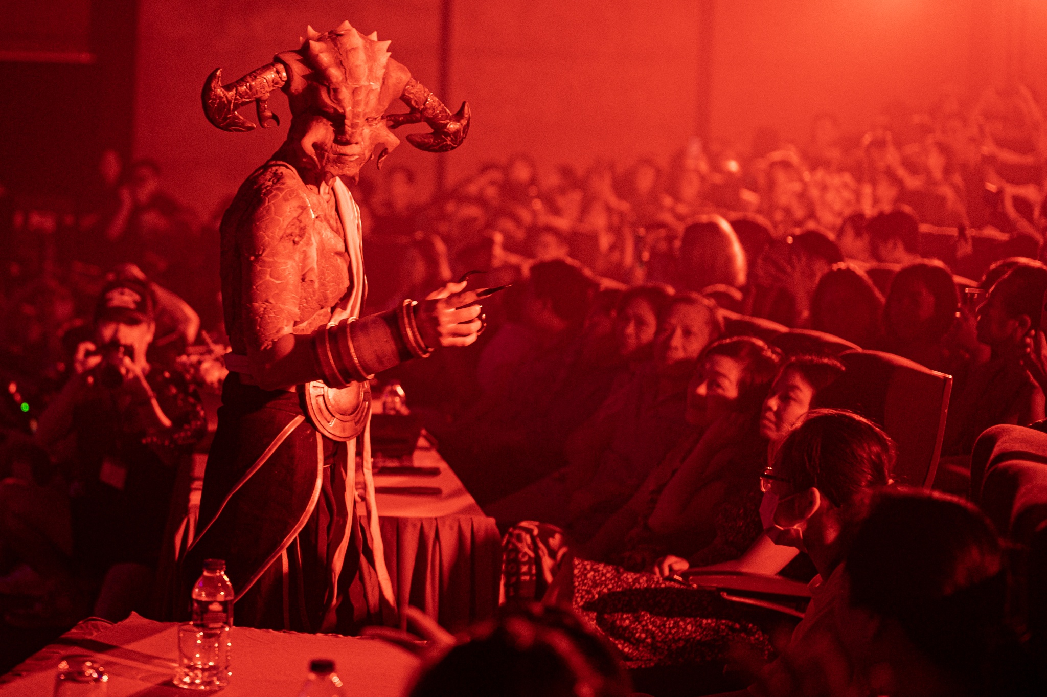 Chi hang chuc trieu cho tac pham hoa trang 'Vu tru sieu nhien' hinh anh